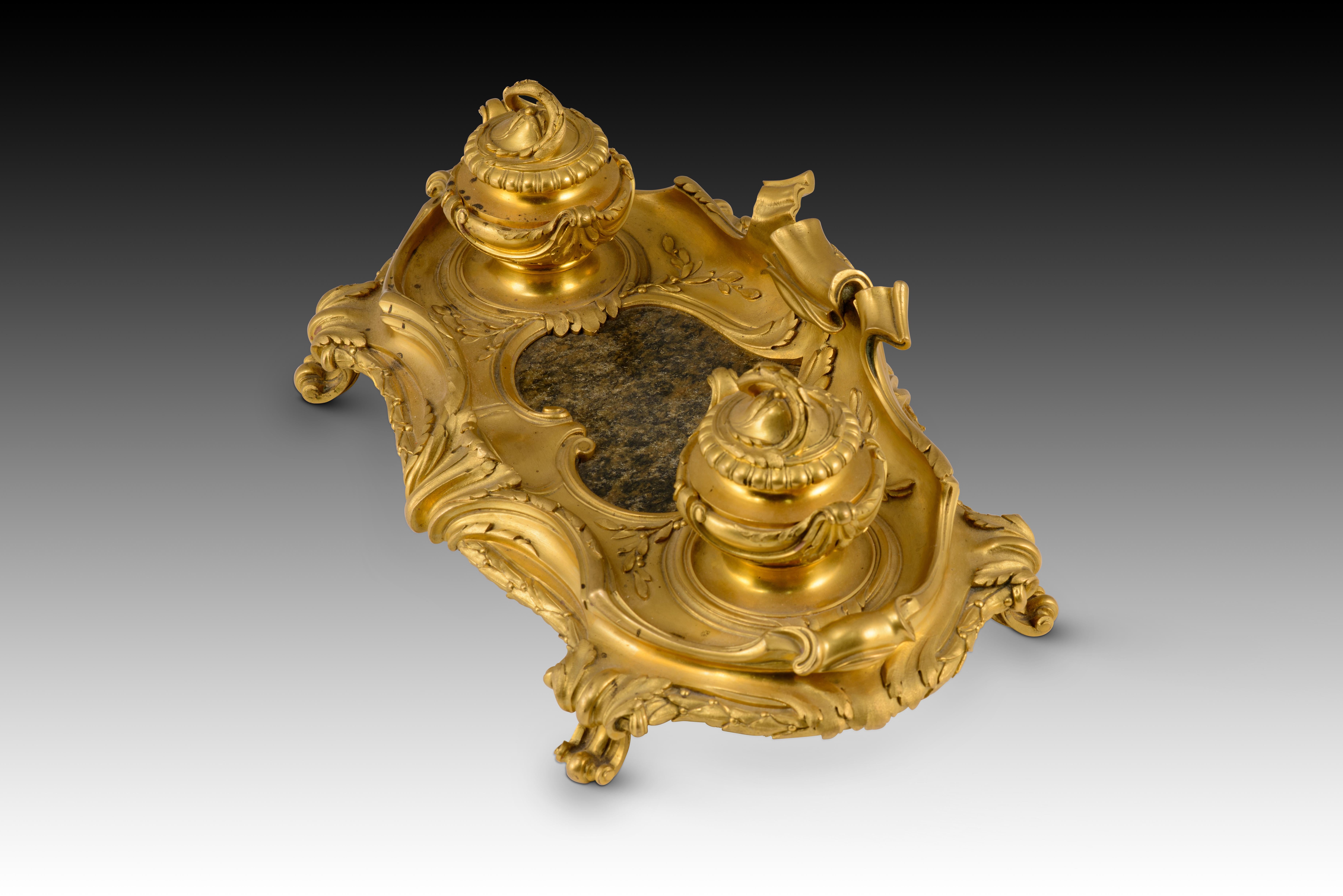 Scrivania in stile Luigi XV. Bronzo dorato, pietra. Forse scuola francese, XIX secolo.
 Scrittoio in bronzo dorato con una piastra metallica nella parte inferiore e, nella parte superiore, una decorazione basata su elementi vegetali e