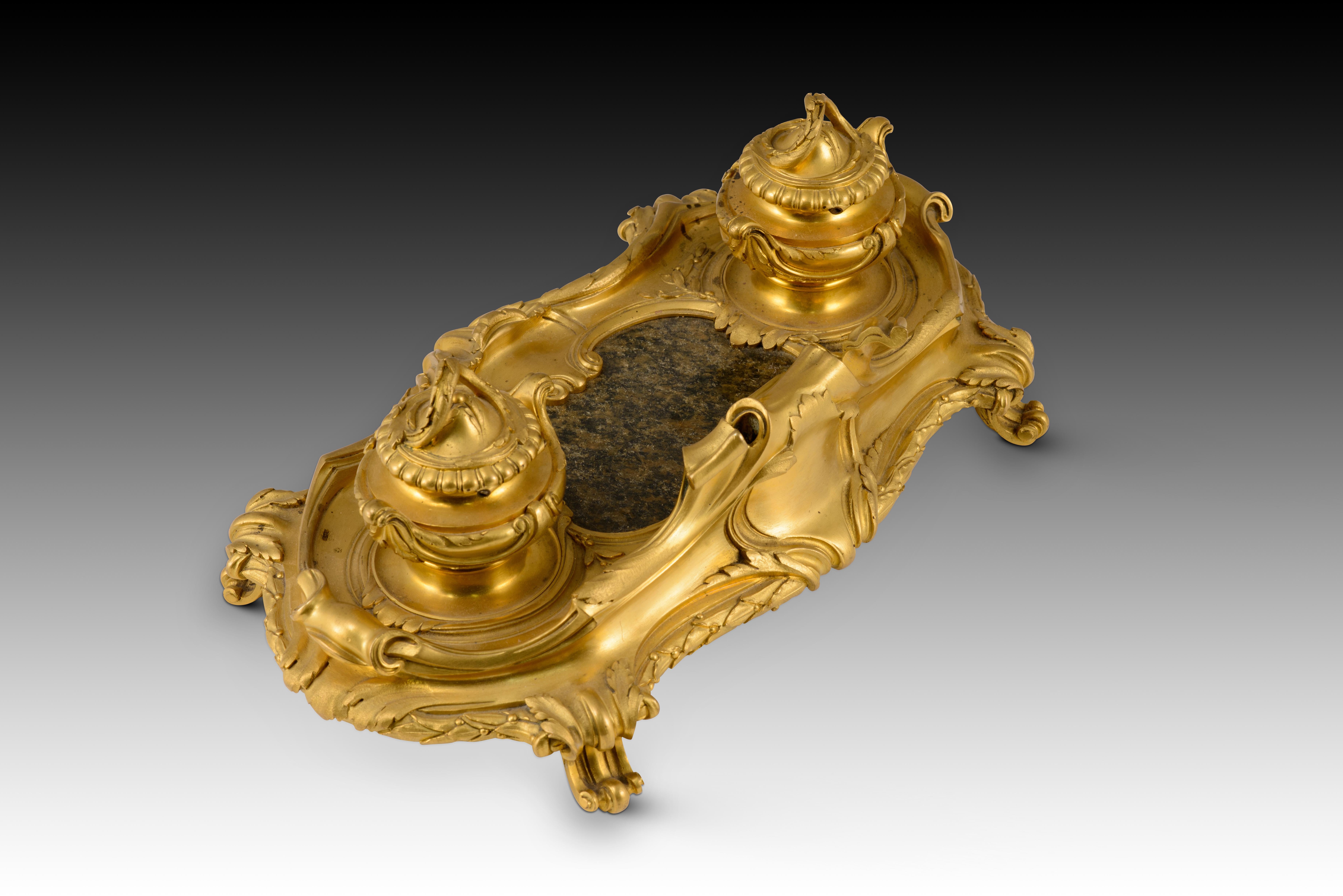 Neoclassico Scrivania in stile Luigi XV. Bronzo dorato, pietra. Possibilmente di scuola francese, XIX sec. in vendita