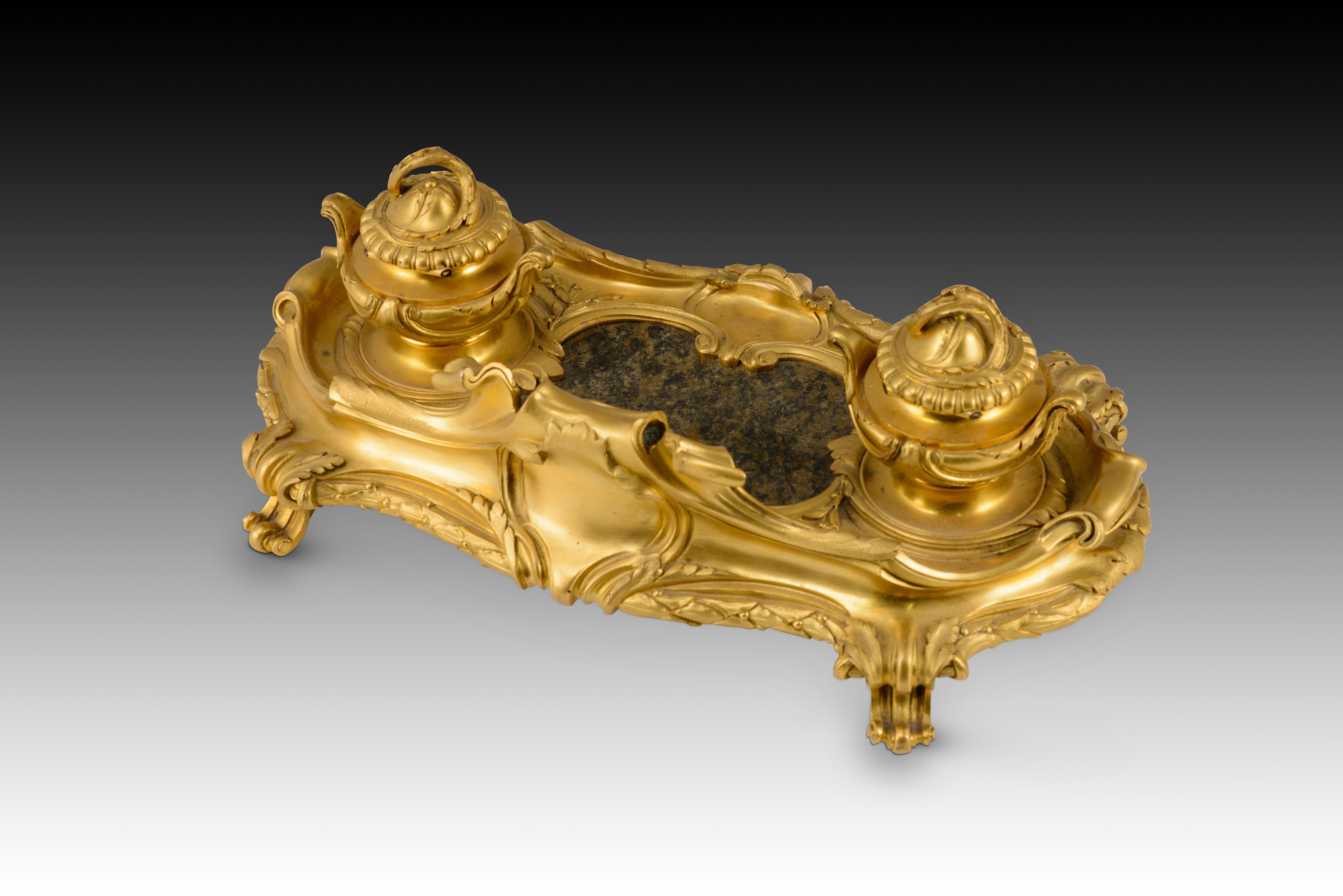 Europeo Scrivania in stile Luigi XV. Bronzo dorato, pietra. Possibilmente di scuola francese, XIX sec. in vendita