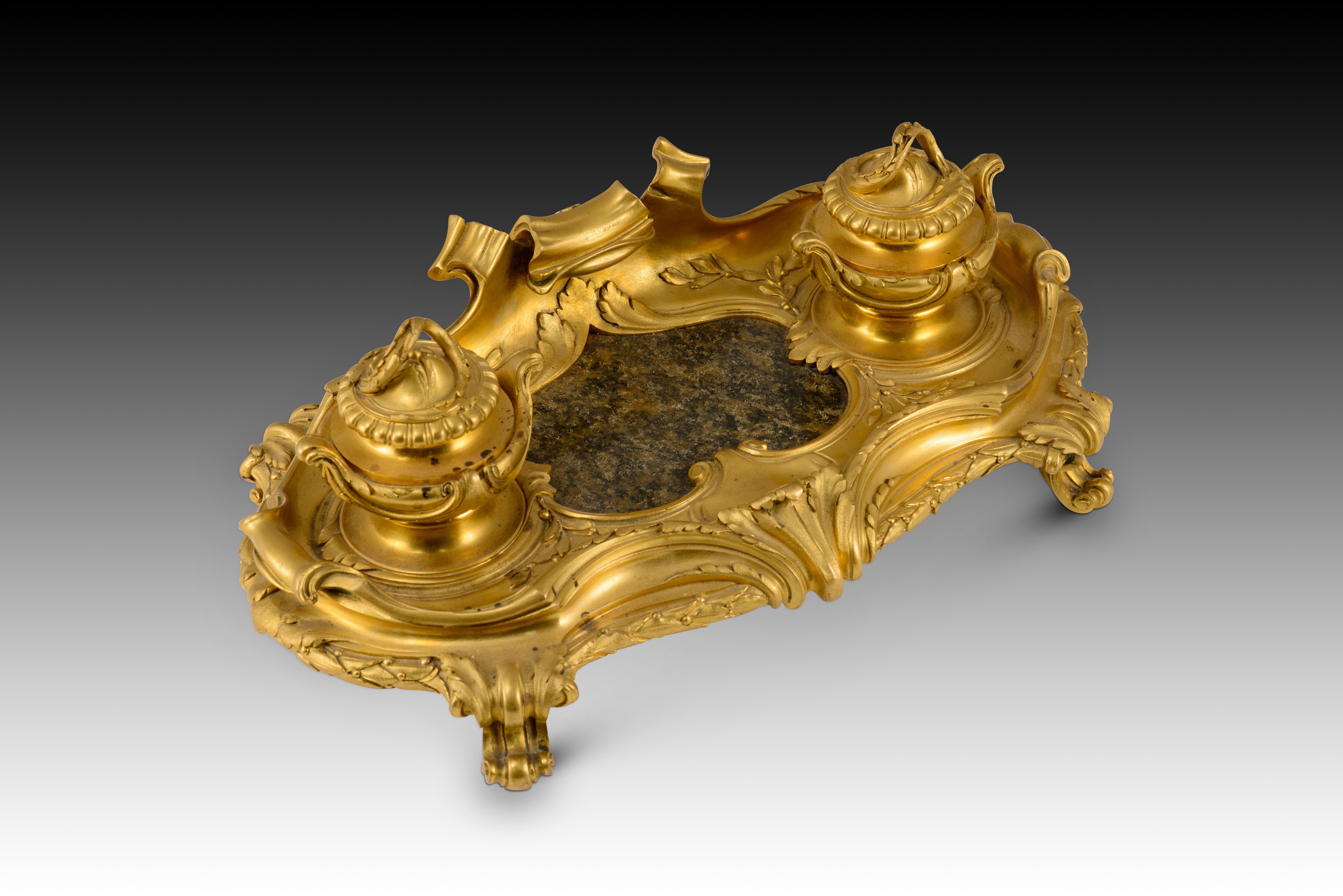 Scrivania in stile Luigi XV. Bronzo dorato, pietra. Possibilmente di scuola francese, XIX sec. In condizioni discrete in vendita a Madrid, ES