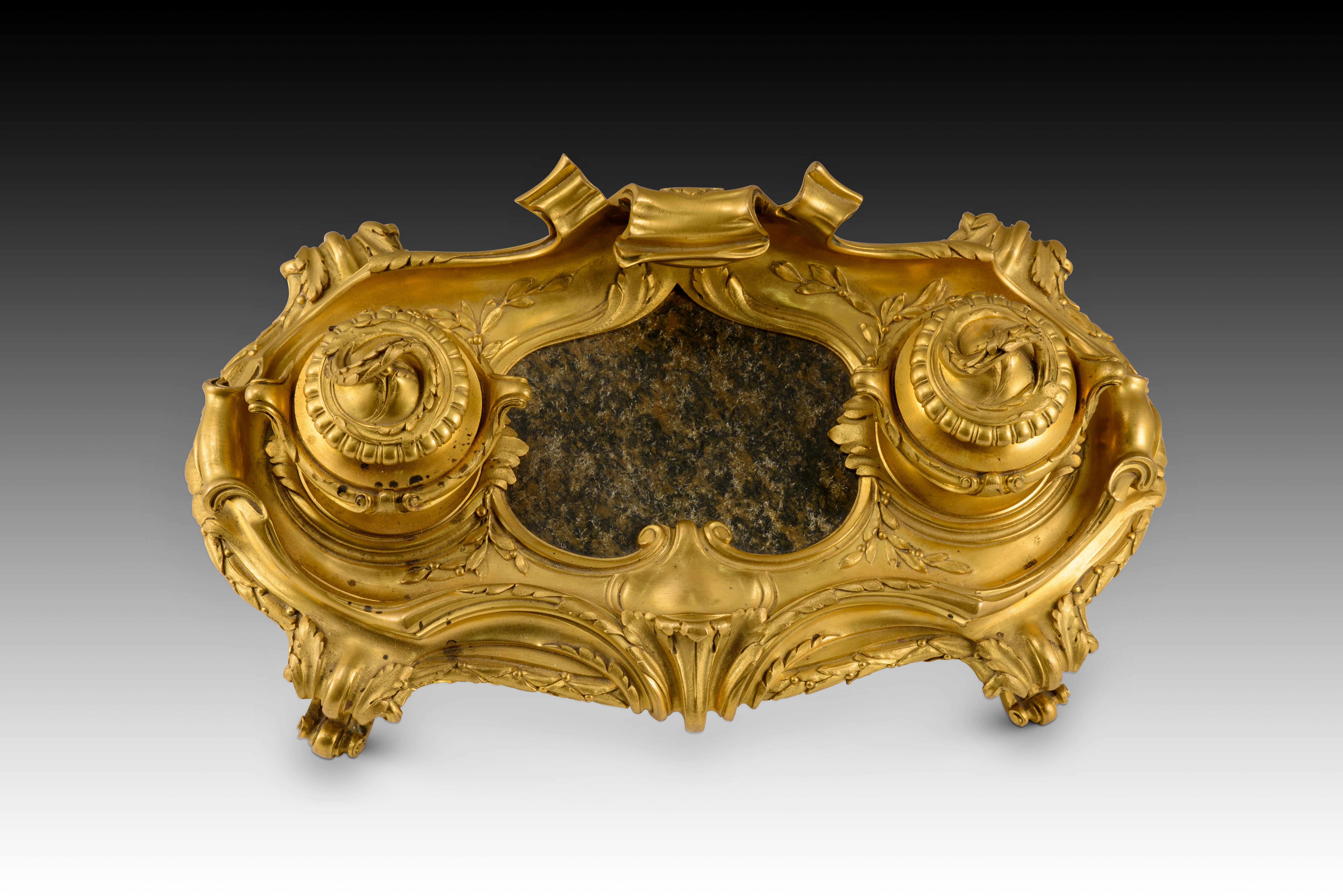 Scrivania in stile Luigi XV. Bronzo dorato, pietra. Possibilmente di scuola francese, XIX sec. in vendita 1