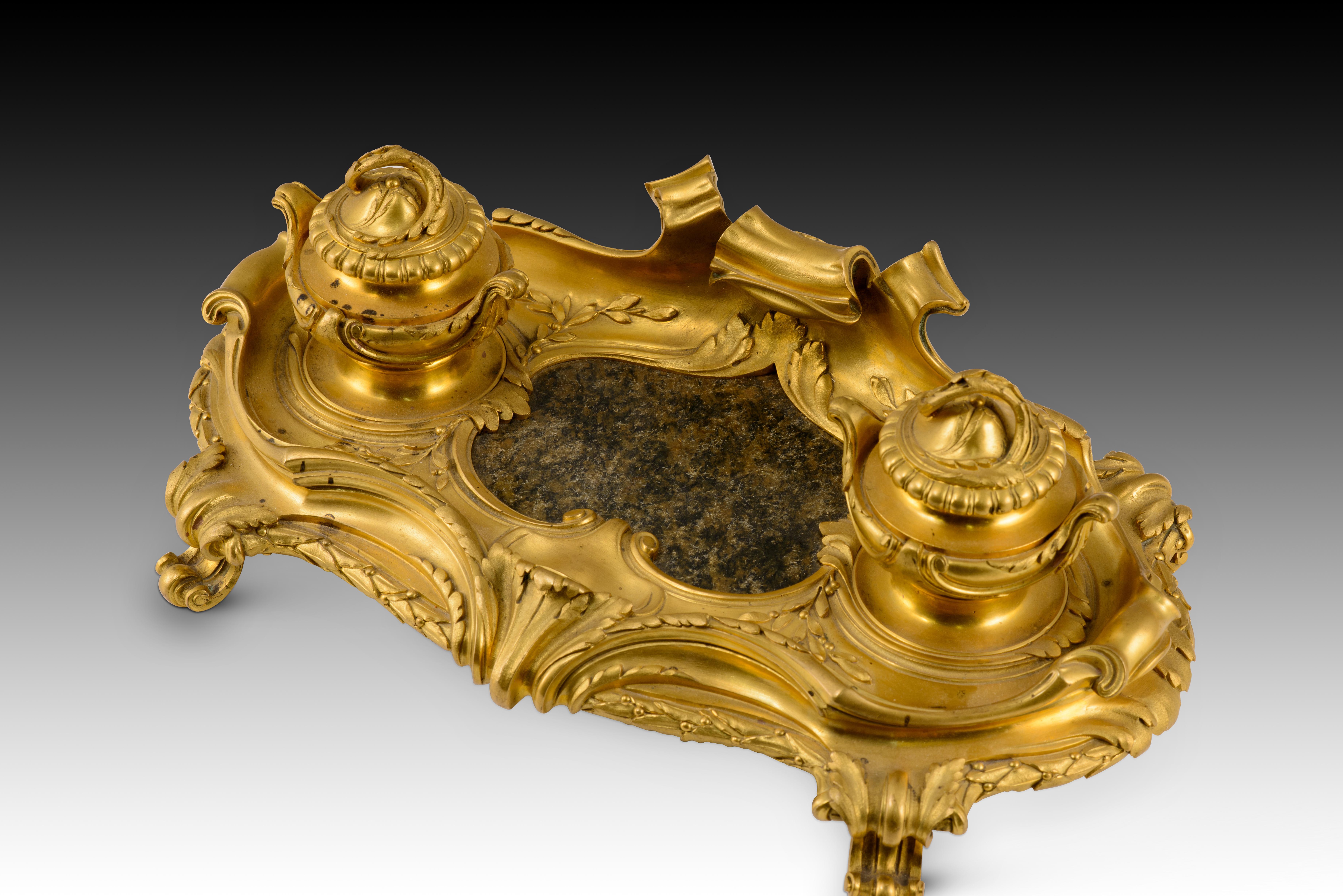Scrivania in stile Luigi XV. Bronzo dorato, pietra. Possibilmente di scuola francese, XIX sec. in vendita 3