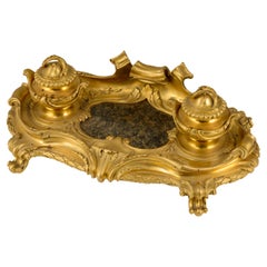 Escritorio de estilo Luis XV. Bronce dorado, piedra. Posiblemente escuela francesa, s. XIX