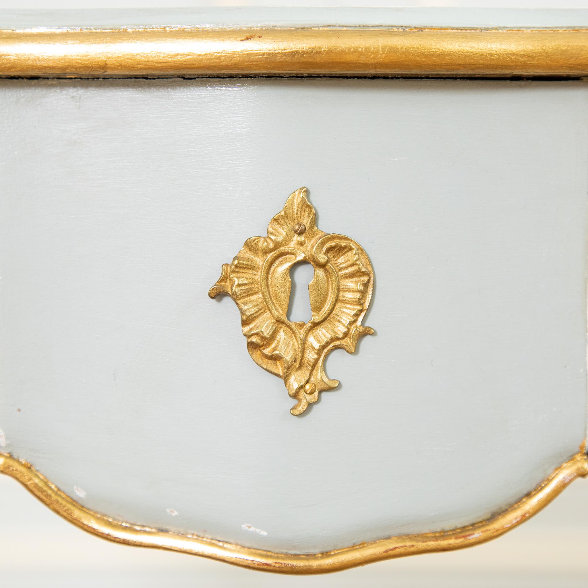Louis XV Style Writing Desk with Serpentine Legs Painted with Gold Highlights For Sale 4