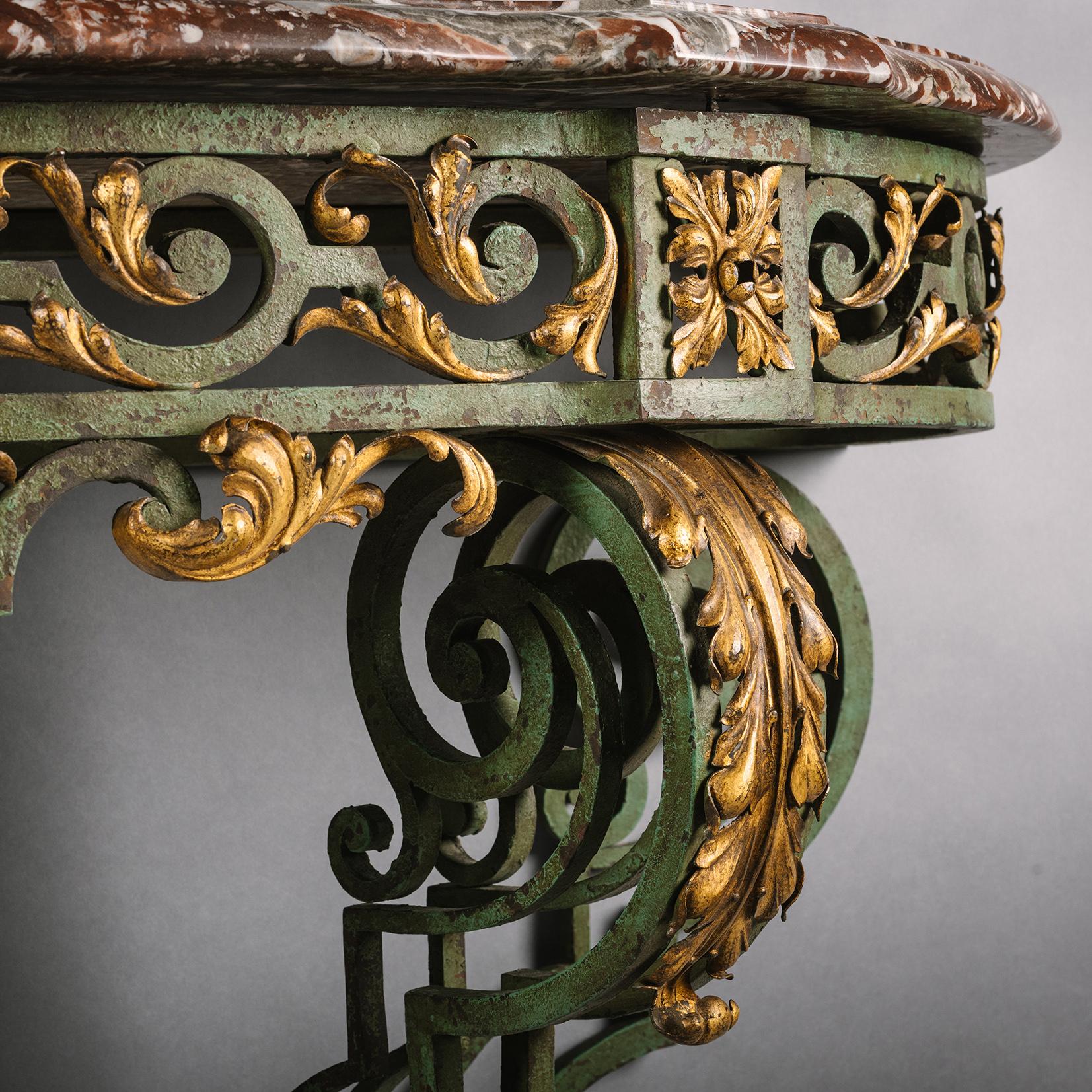Schmiedeeisen und vergoldete Konsole im Stil Louis XV mit Marmorplatte (Französisch) im Angebot