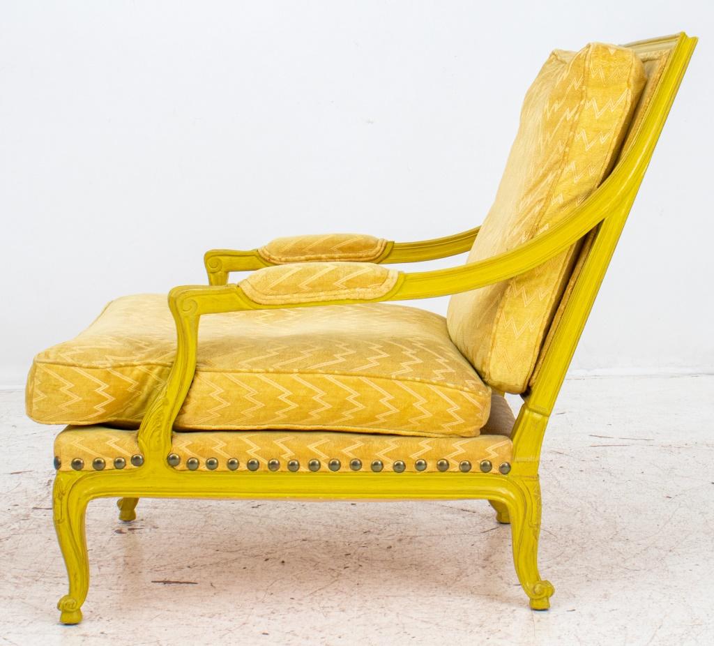 Gelber gepolsterter Sessel im Stil Louis XV (Stoff) im Angebot