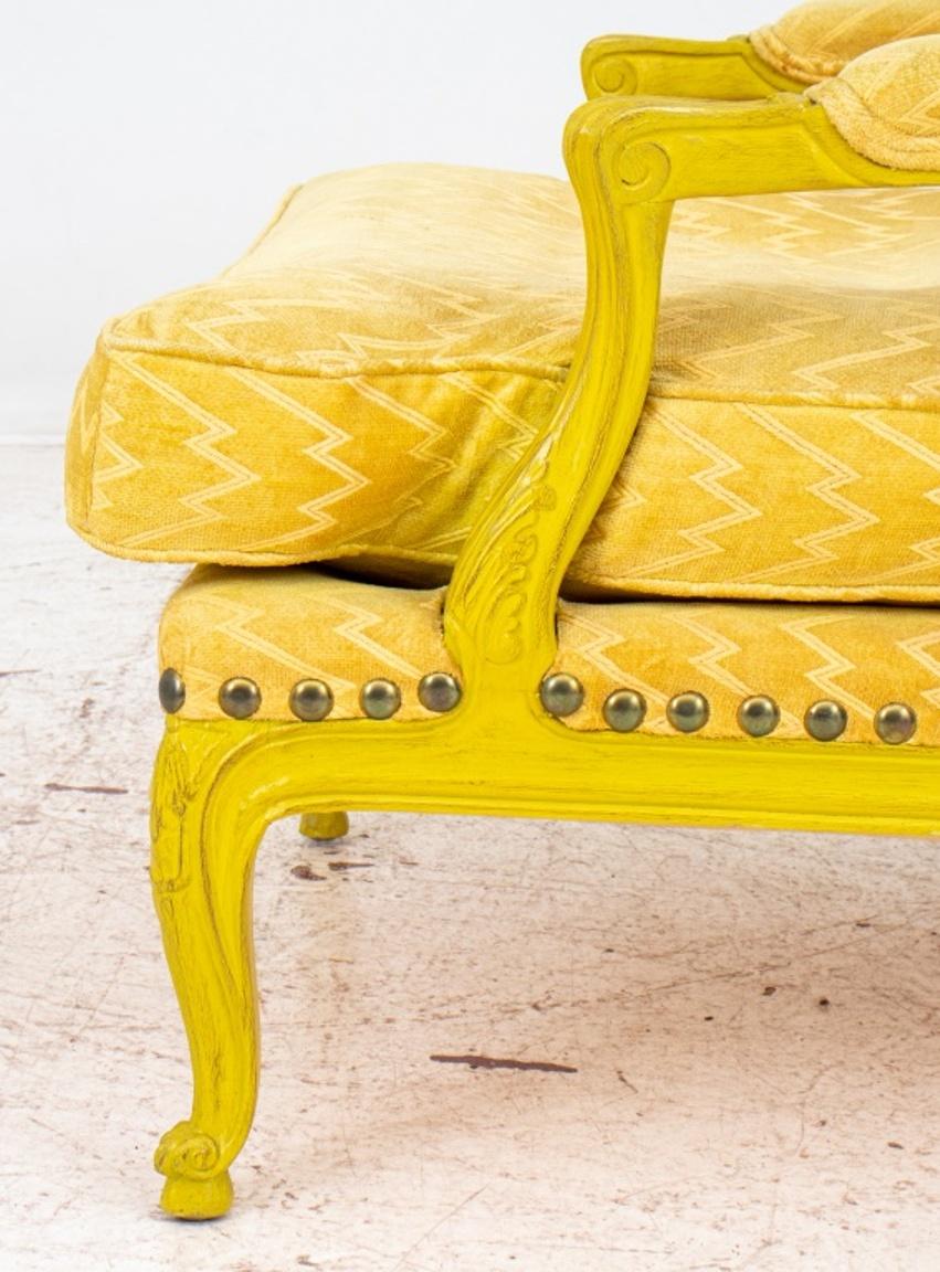 Gelber gepolsterter Sessel im Stil Louis XV im Angebot 1