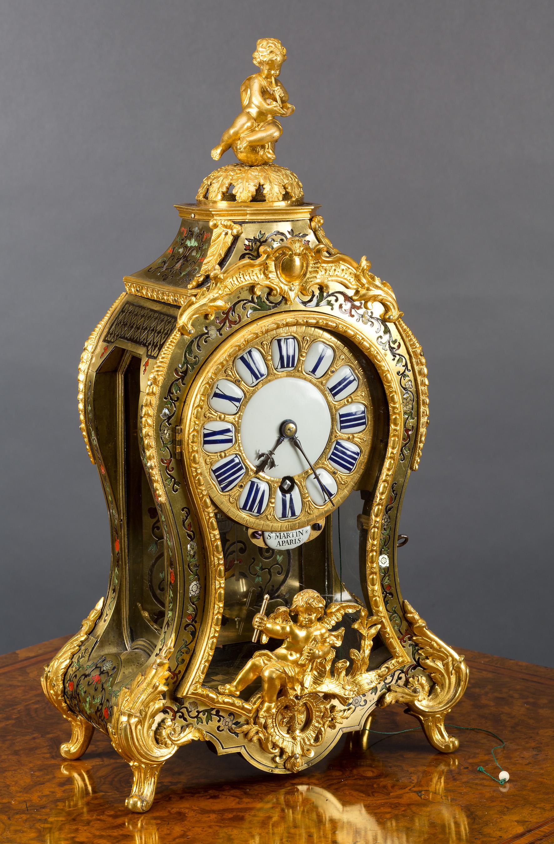 Louis XV-Schildpatt Boulle-Uhr mit 'Silent'-Zug-Viertelrepetition von St. Martin, Paris, um 1720

Tailliertes Gehäuse mit feinen Ormolu-Beschlägen und geschliffenen Messingeinlagen auf gebeiztem Schildpatt mit Perlmutt- und farbigem Blumendekor.