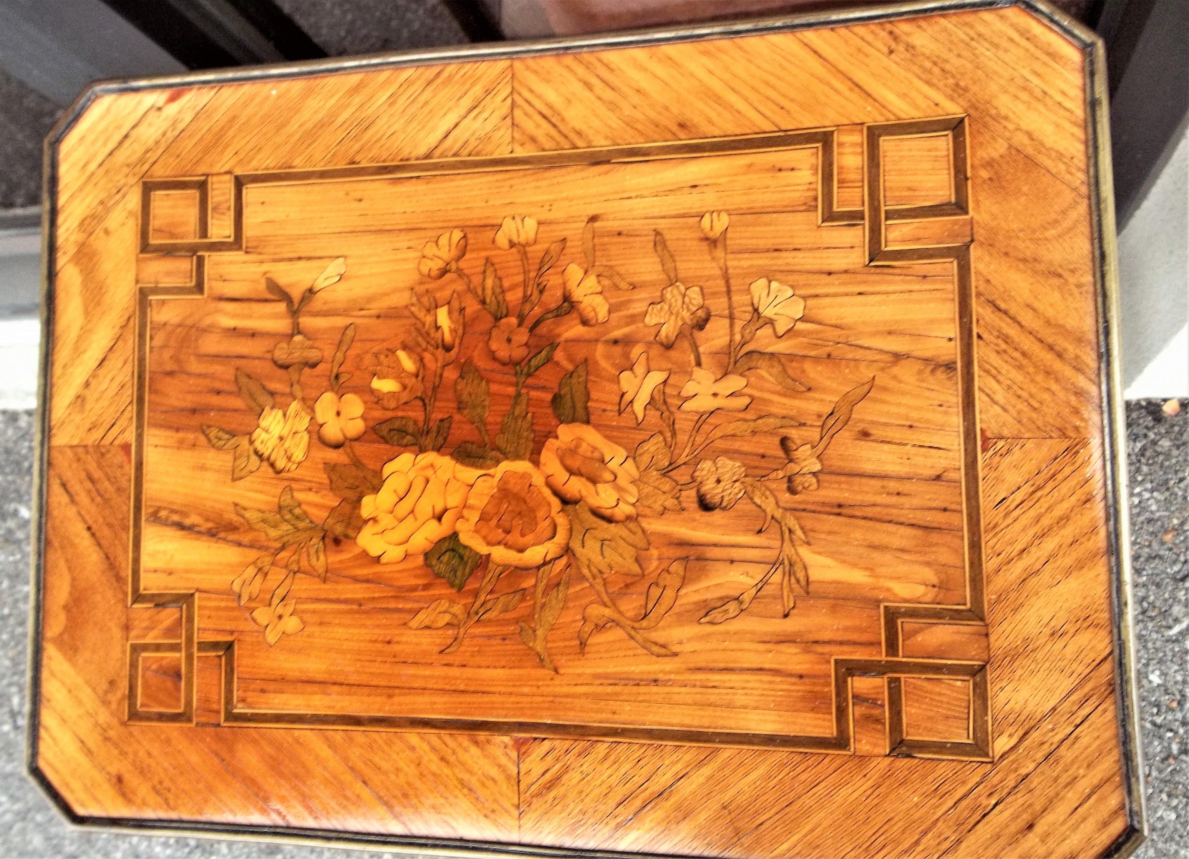 Louis XV Transitional to Louis XVI Style Marquetry Table In Good Condition In Nashville, TN