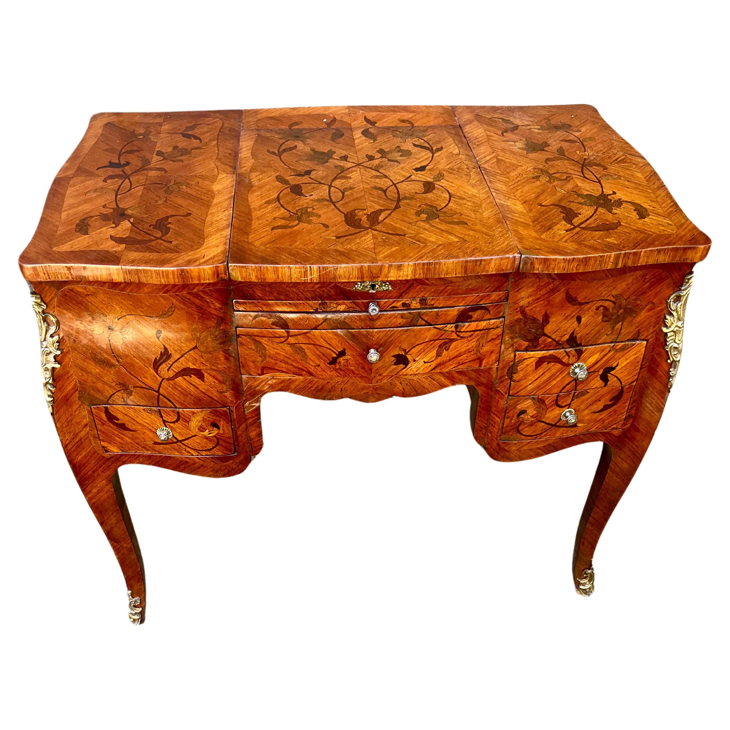 A pretty tulipwood parquetry with fruitwood floral marquetry inlay poudreuse .It’s original intended use no longer fashionable but popular by the bed , between chairs or windows as a small chest or table with ample storage .

Presents very well and