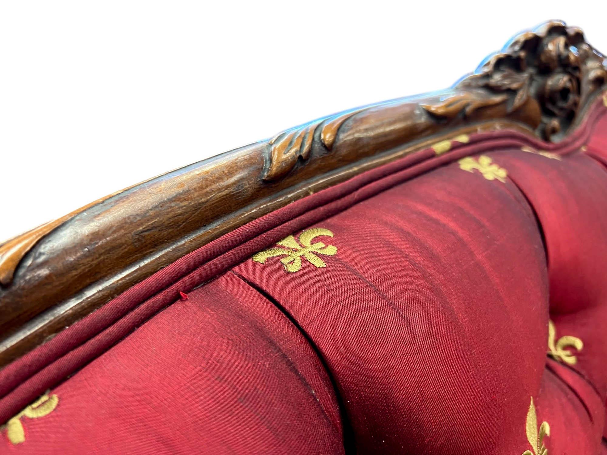 Canapé touffeté Louis XV en soie Fleur-de-Lis en vente 4