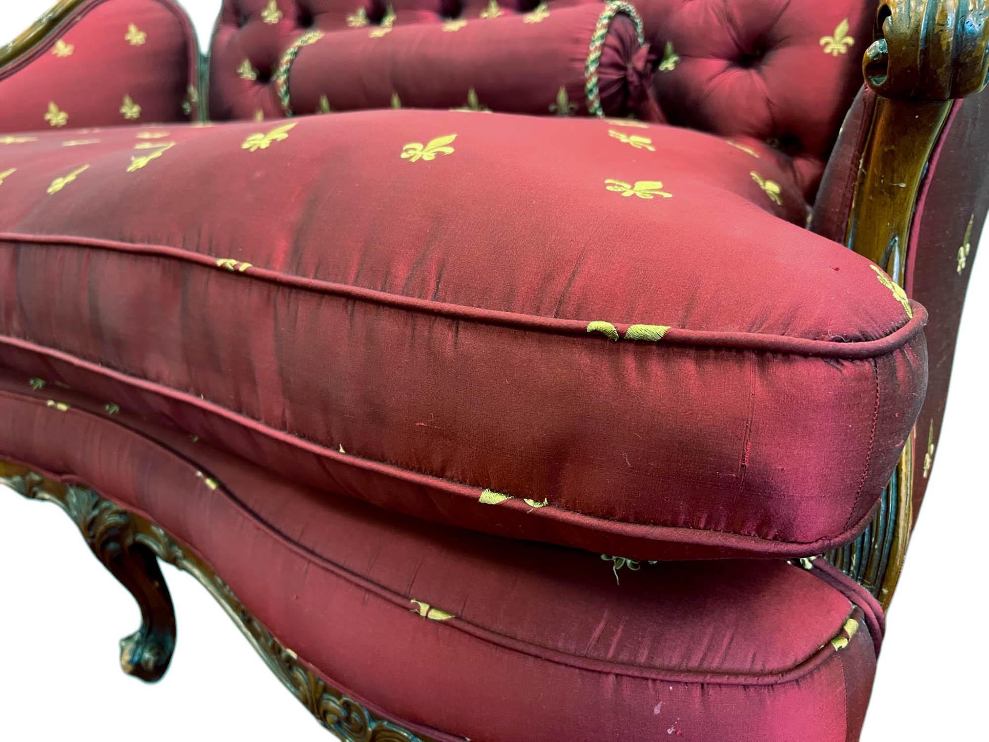 Canapé touffeté Louis XV en soie Fleur-de-Lis en vente 5