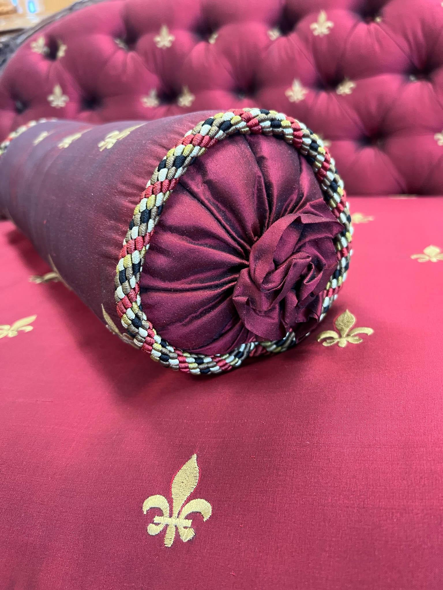 Canapé touffeté Louis XV en soie Fleur-de-Lis en vente 6