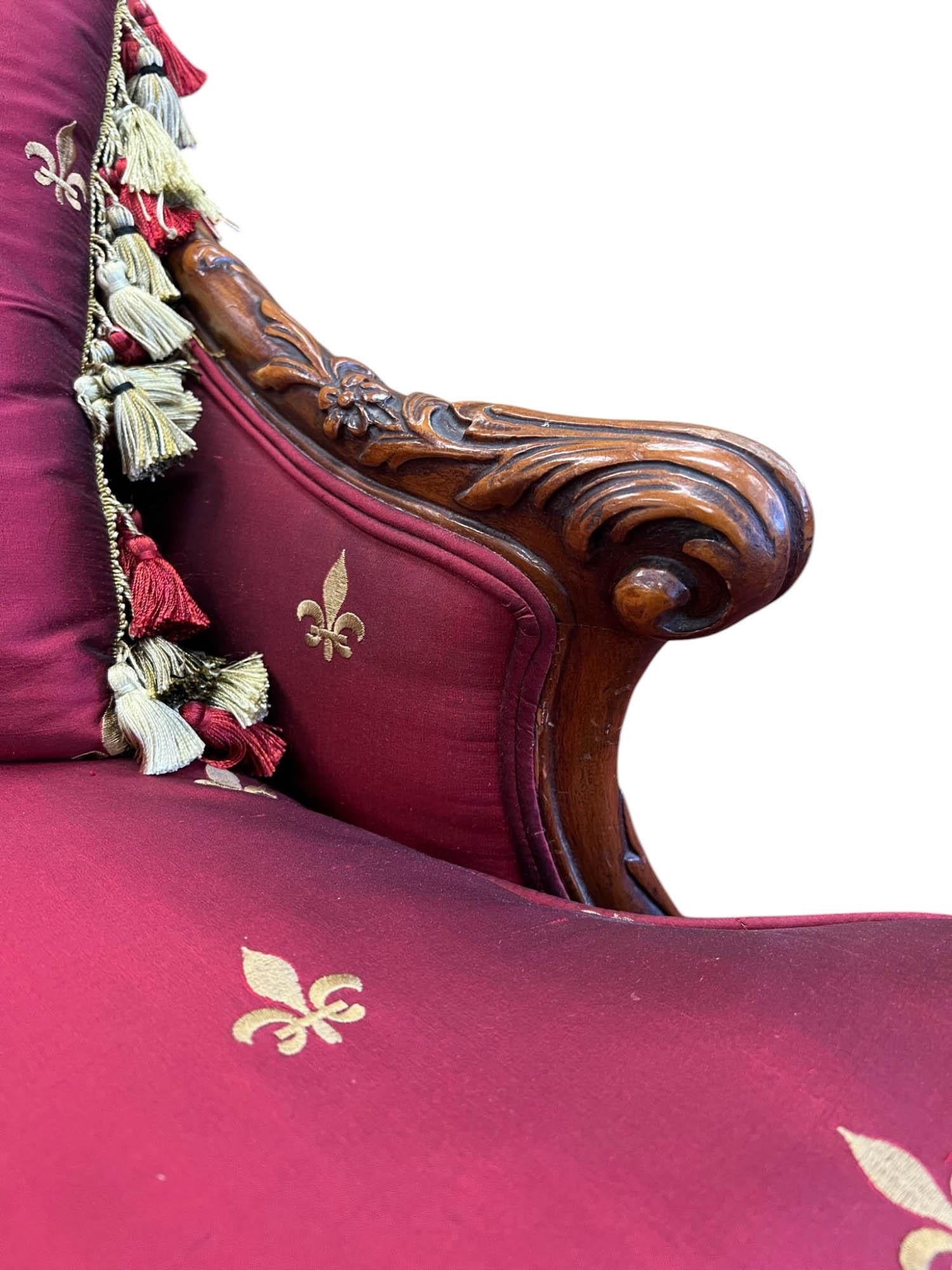 Canapé touffeté Louis XV en soie Fleur-de-Lis en vente 7
