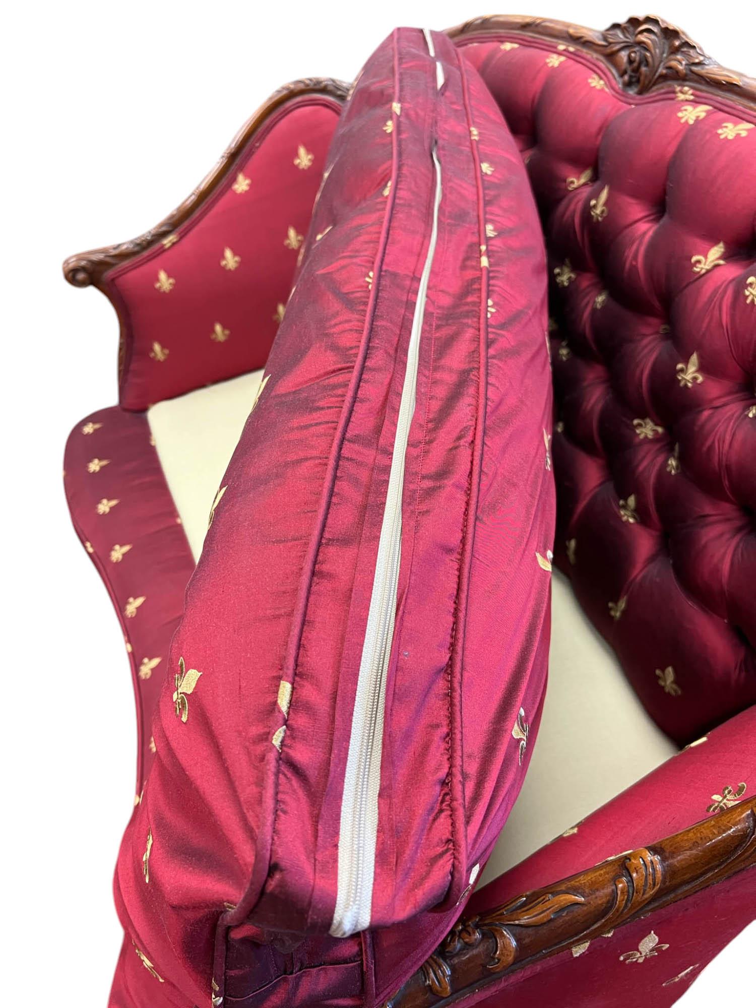 Canapé touffeté Louis XV en soie Fleur-de-Lis en vente 9
