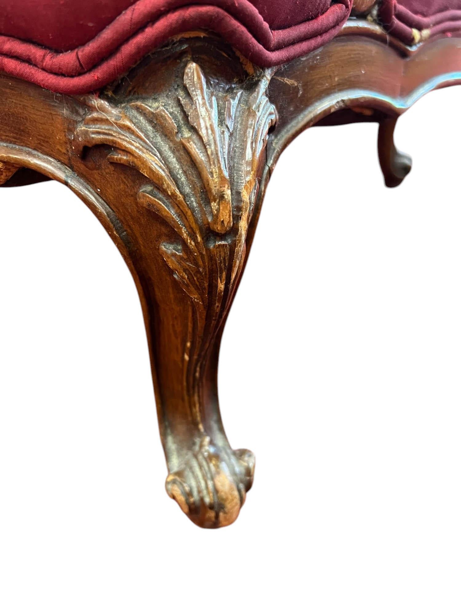 Canapé touffeté Louis XV en soie Fleur-de-Lis en vente 10