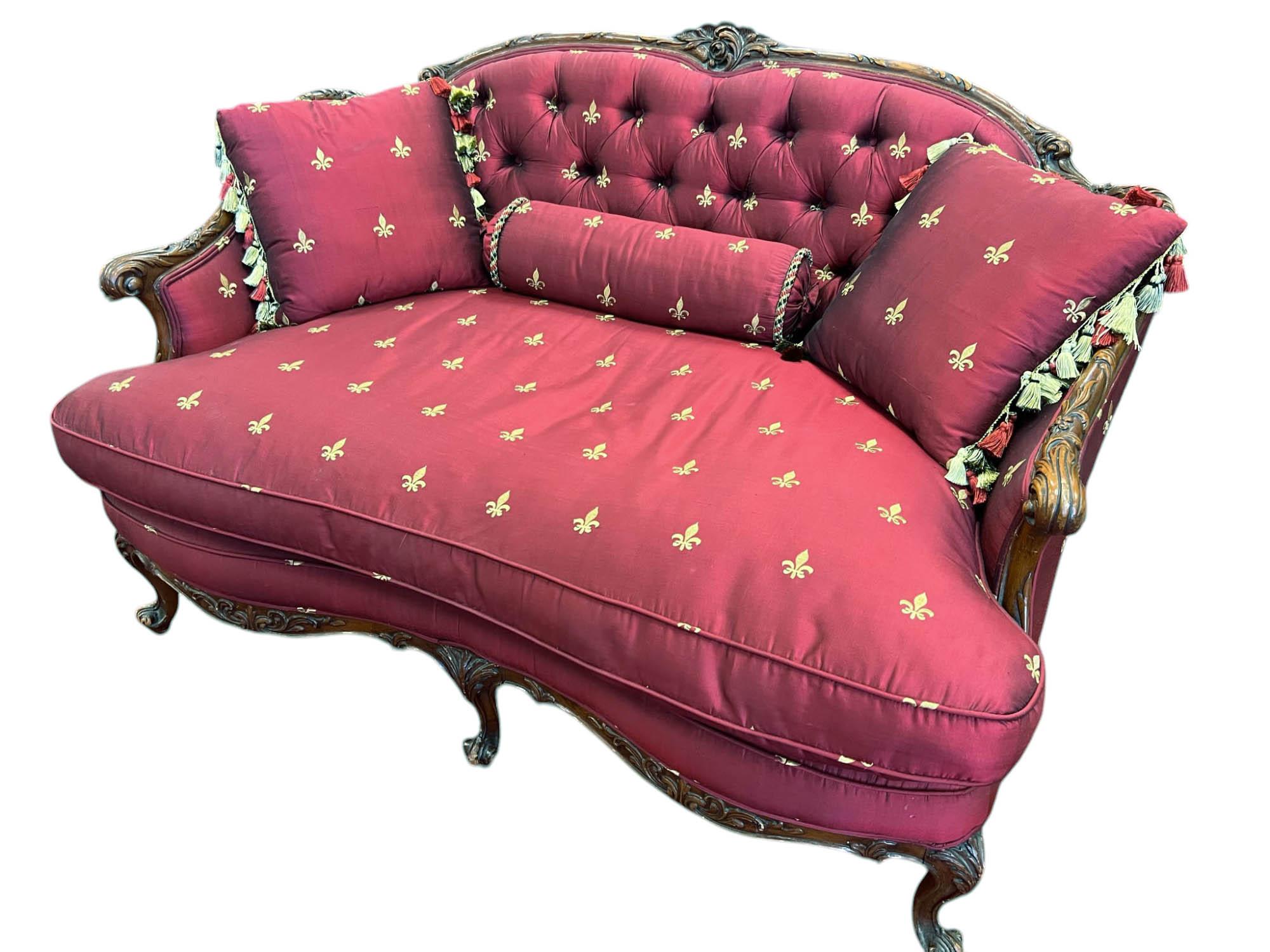 Français Canapé touffeté Louis XV en soie Fleur-de-Lis en vente