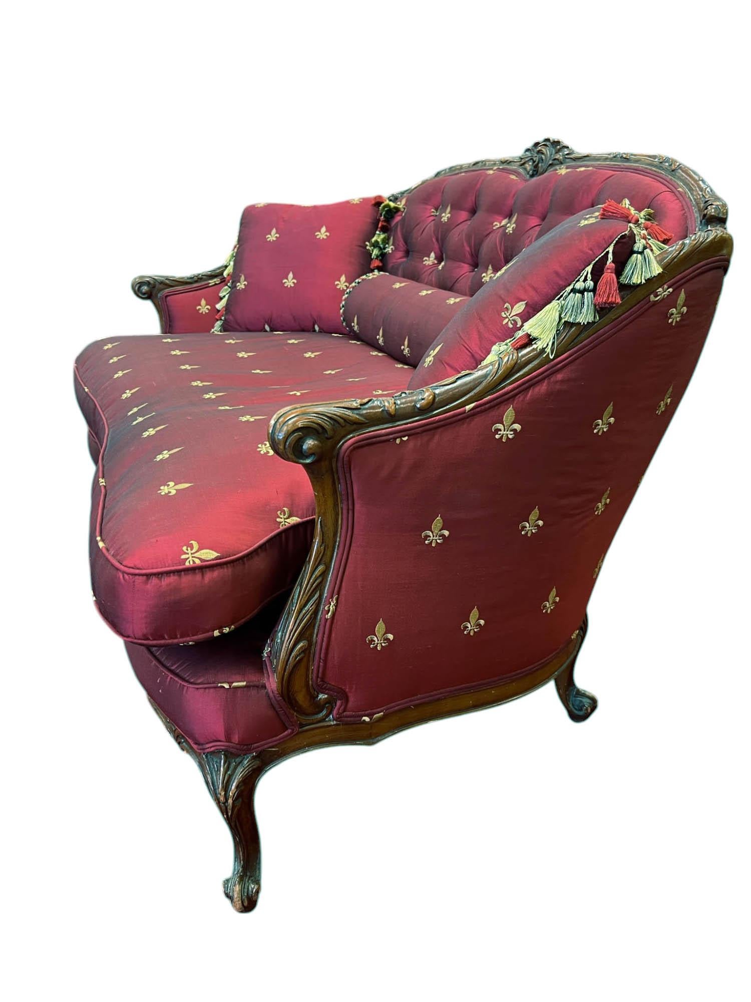 Canapé touffeté Louis XV en soie Fleur-de-Lis Bon état - En vente à North Palm Beach, FL