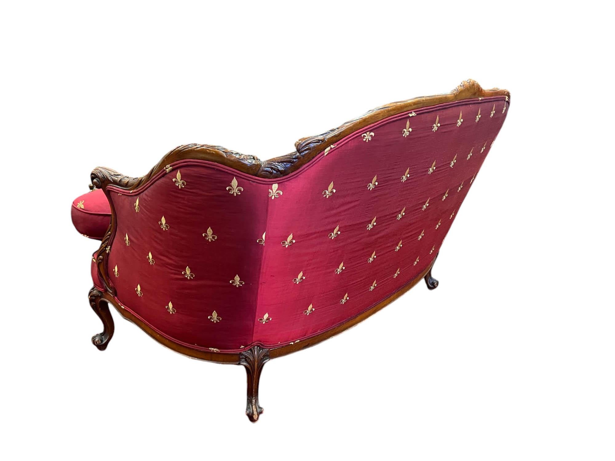 Milieu du XXe siècle Canapé touffeté Louis XV en soie Fleur-de-Lis en vente