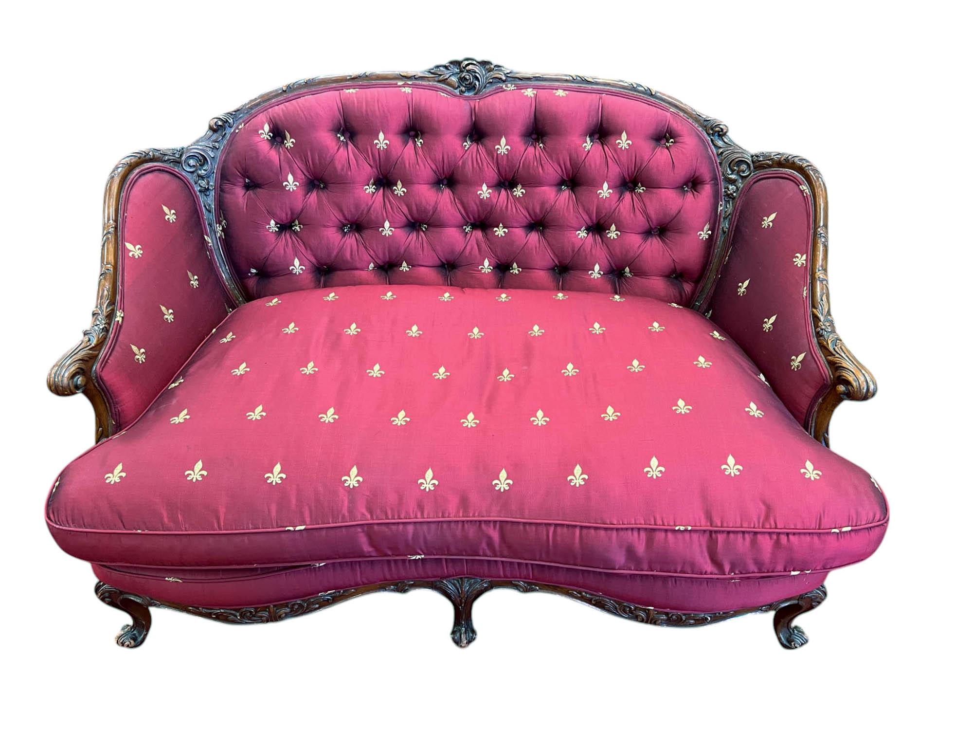 Canapé touffeté Louis XV en soie Fleur-de-Lis en vente 1