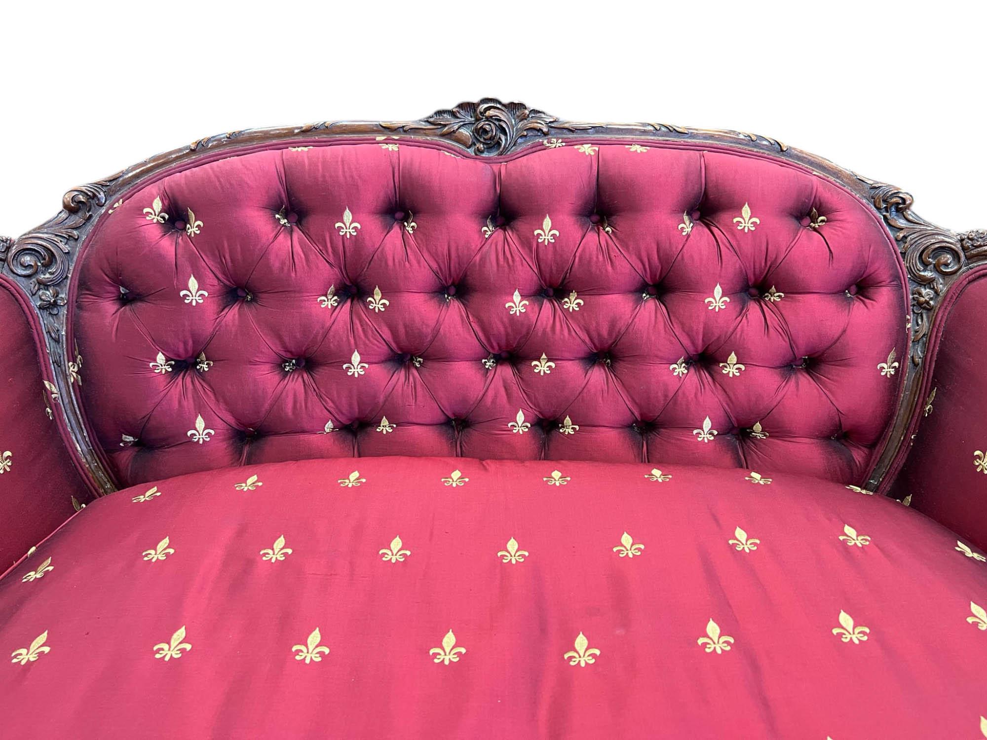 Canapé touffeté Louis XV en soie Fleur-de-Lis en vente 2