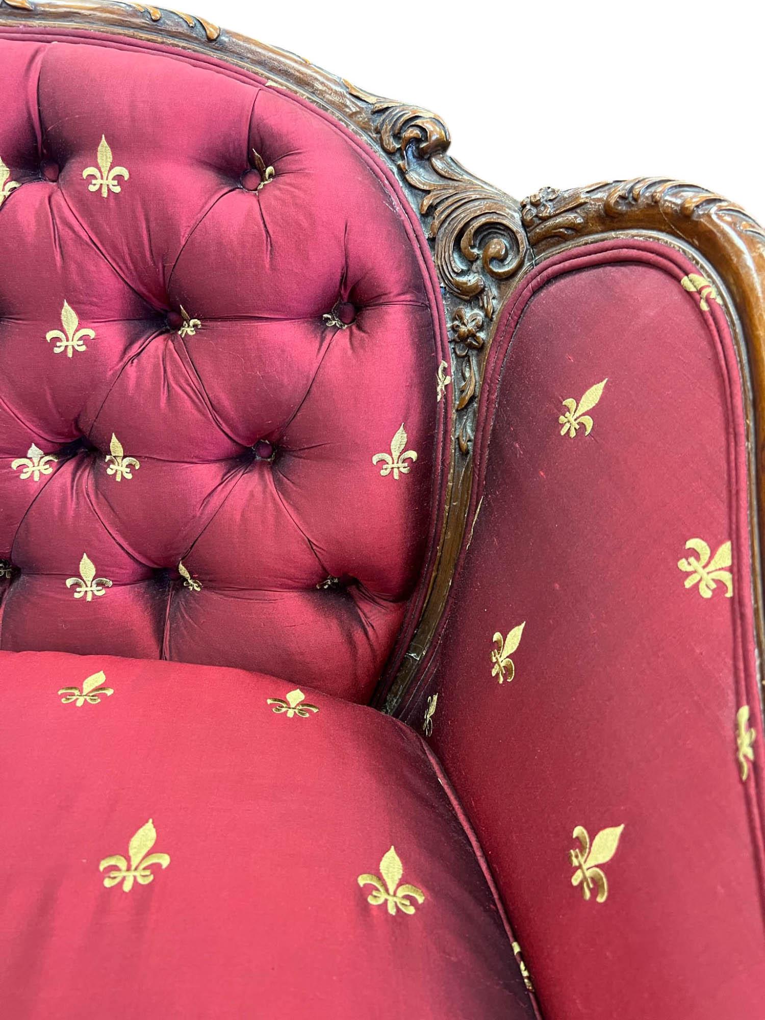 Canapé touffeté Louis XV en soie Fleur-de-Lis en vente 3