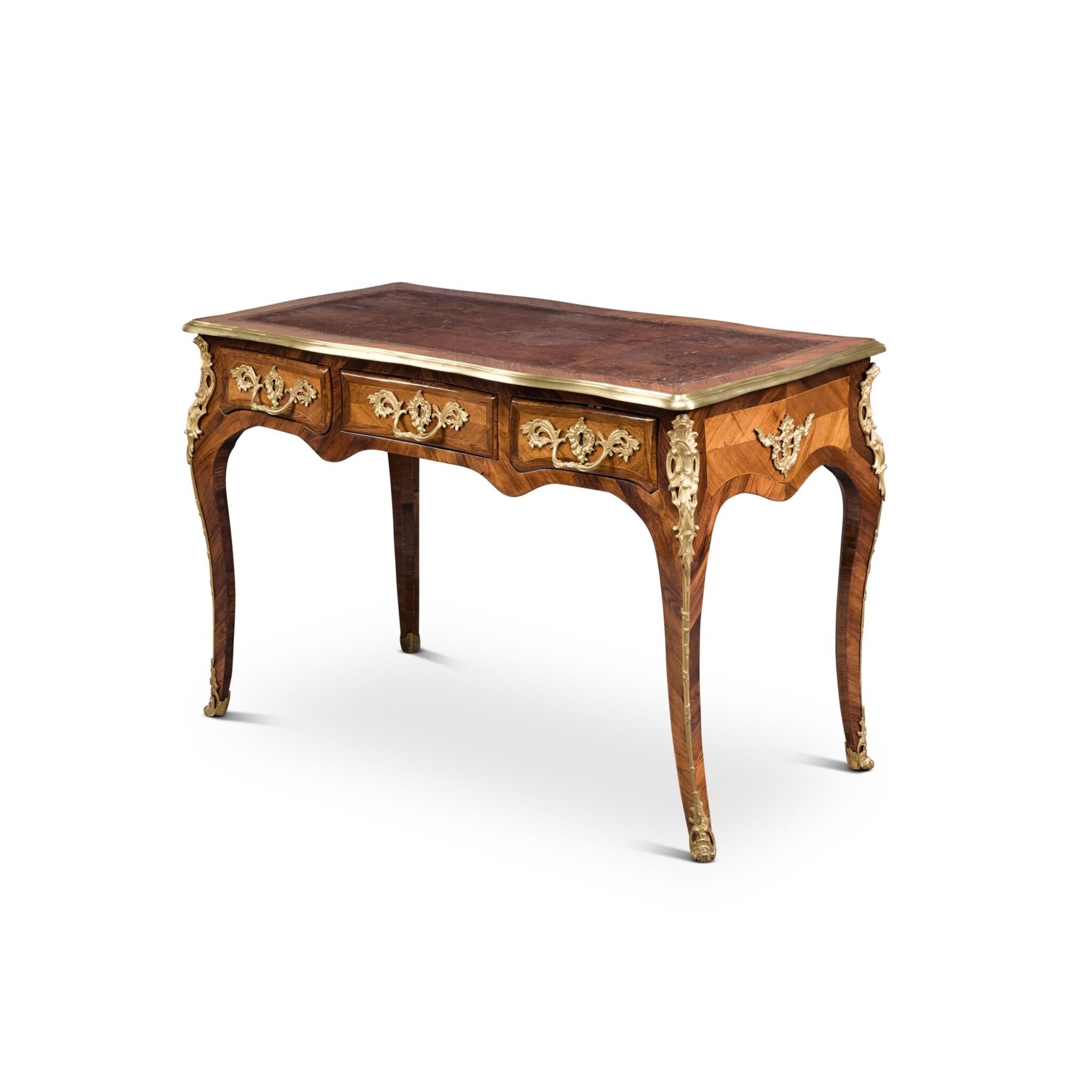 Bureau Plat Luigi XV in legno di tulipano e Kingwood In condizioni buone in vendita a Miami, US