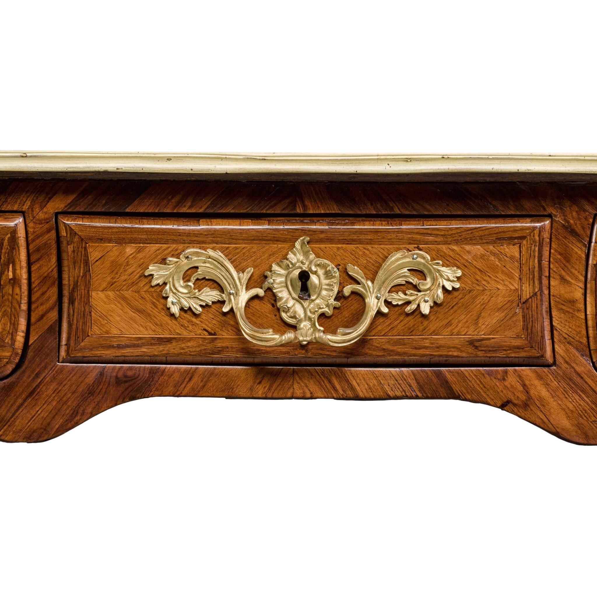XVIII secolo Bureau Plat Luigi XV in legno di tulipano e Kingwood in vendita