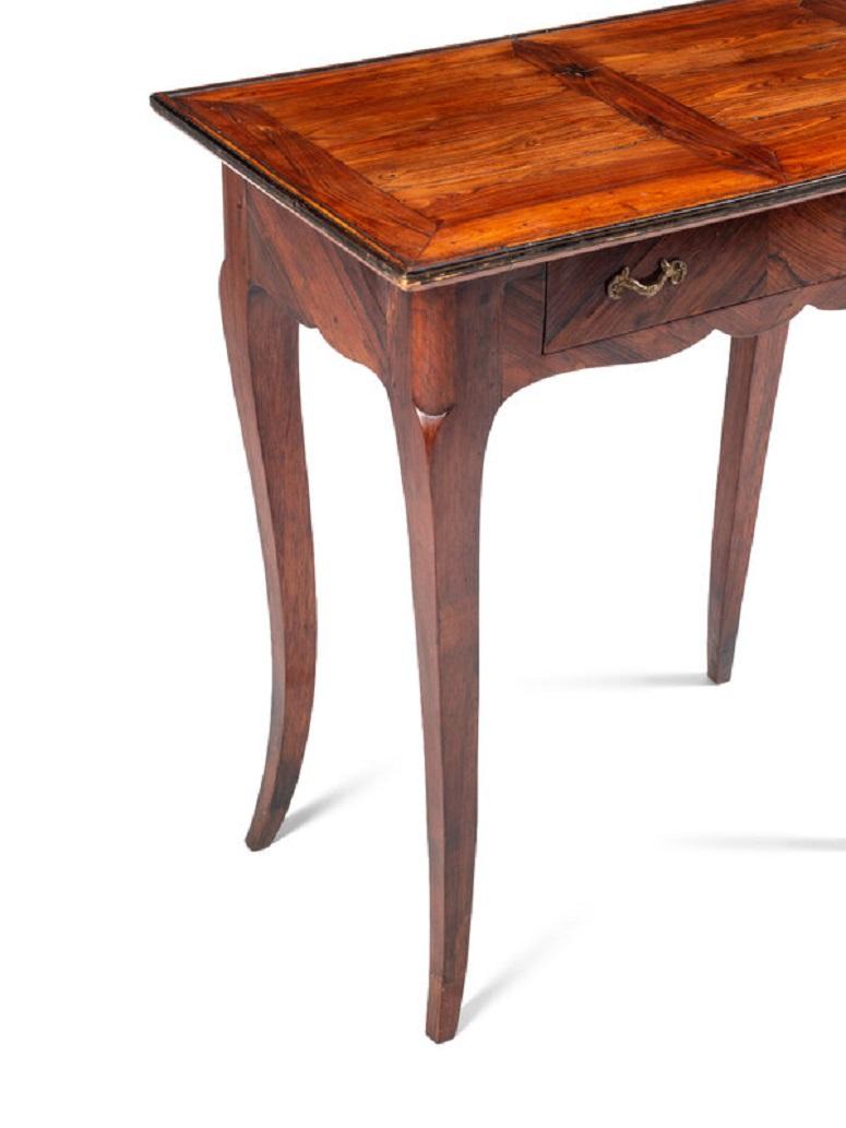 Français Table d'appoint Louis XV en tulipier, 18ème siècle en vente