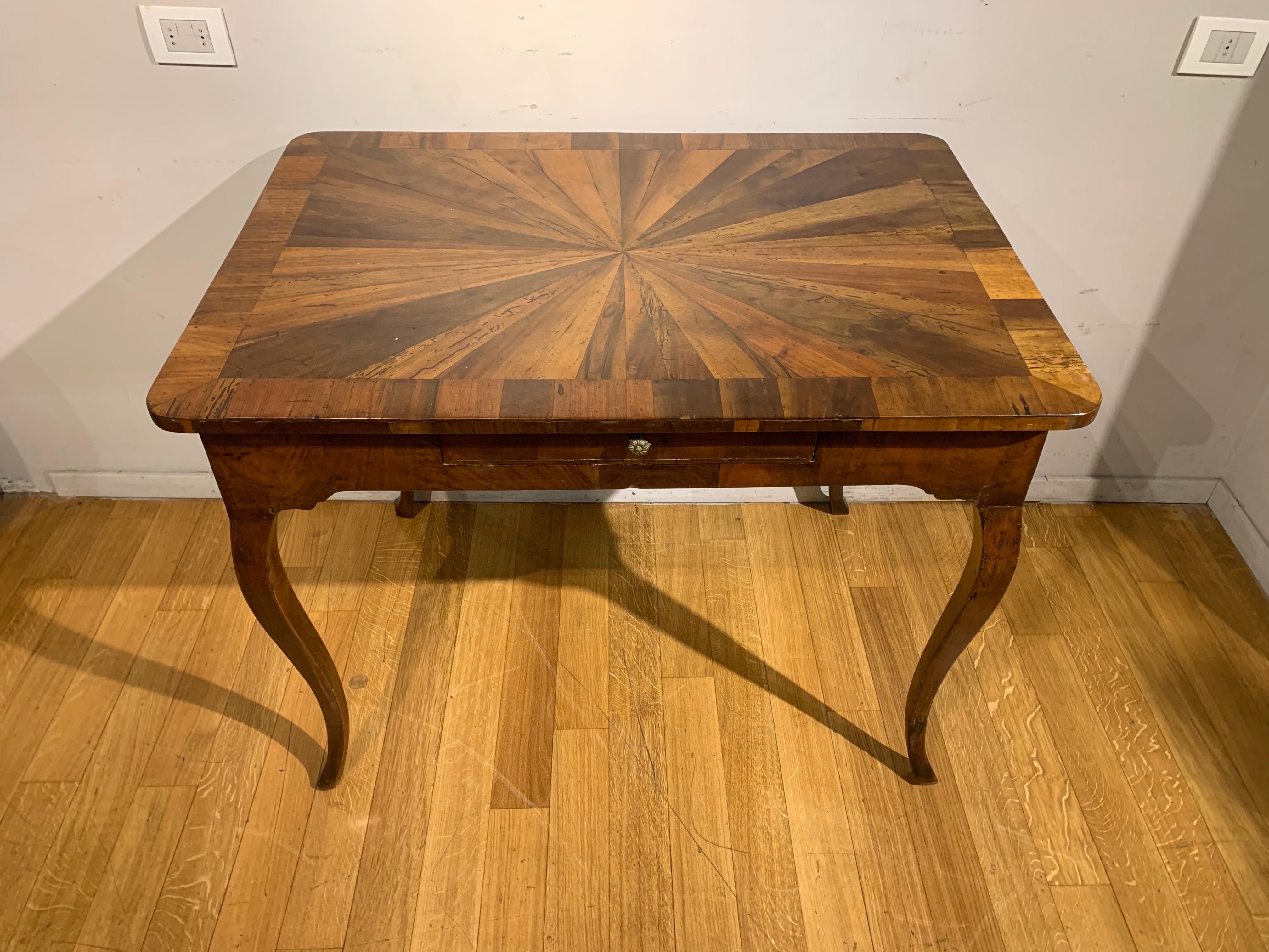 Louis XV Tuscany Walnut Veneered Writing Table In Good Condition For Sale In Firenze, FI