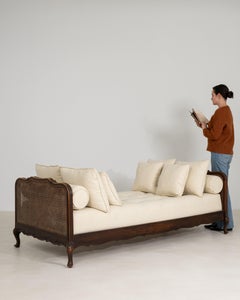 Divano letto imbottito in stile Luigi XV con pannelli laterali in rattan e cuscini