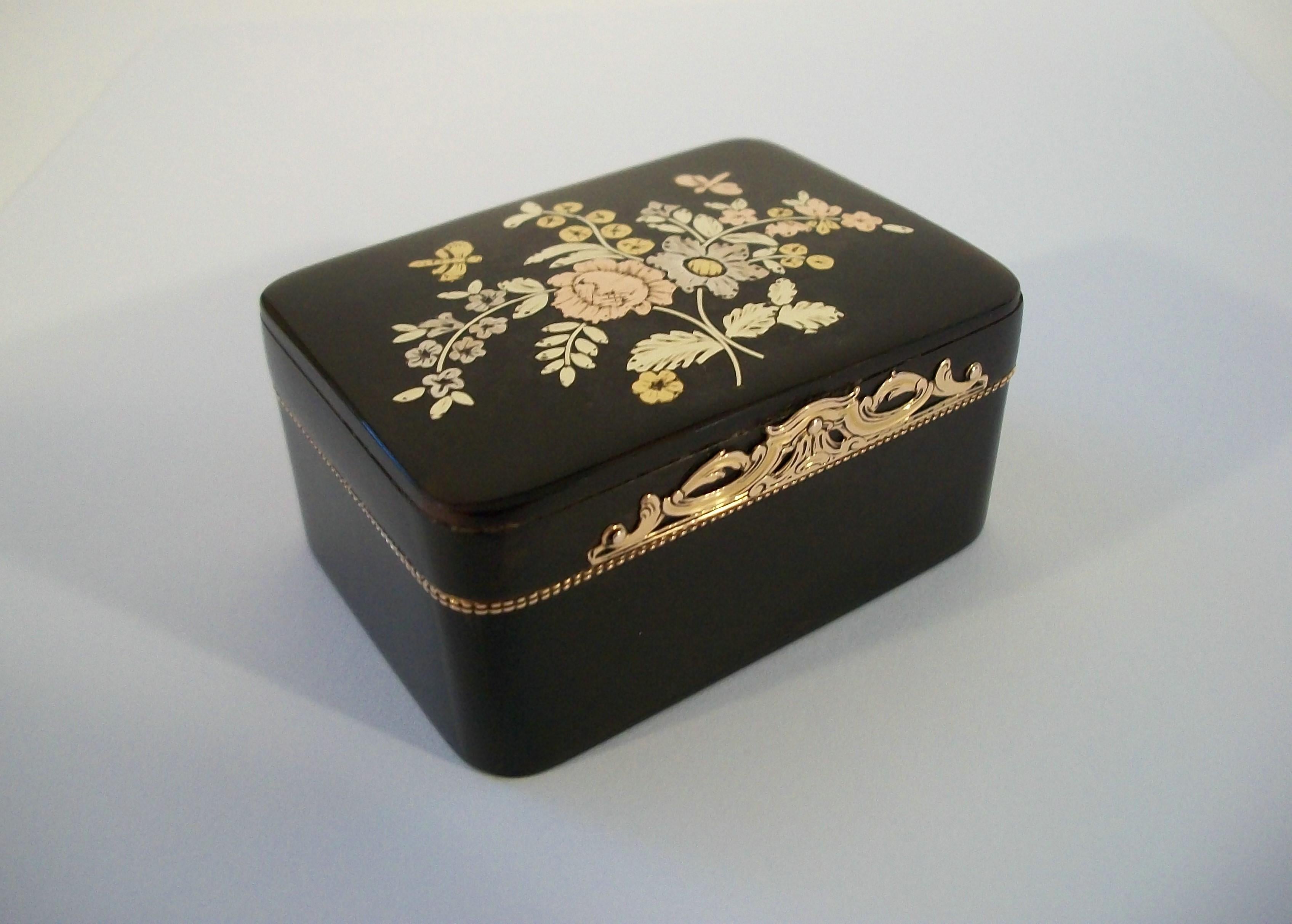 Exceptional Louis XV vari-color gold and black enamel snuff box - featuring a bouquet of flowers with two attending butterflies to the top (all in yellow, white, rose and green gold) - yellow gold thumbpiece and fittings with scalloped edges - rose