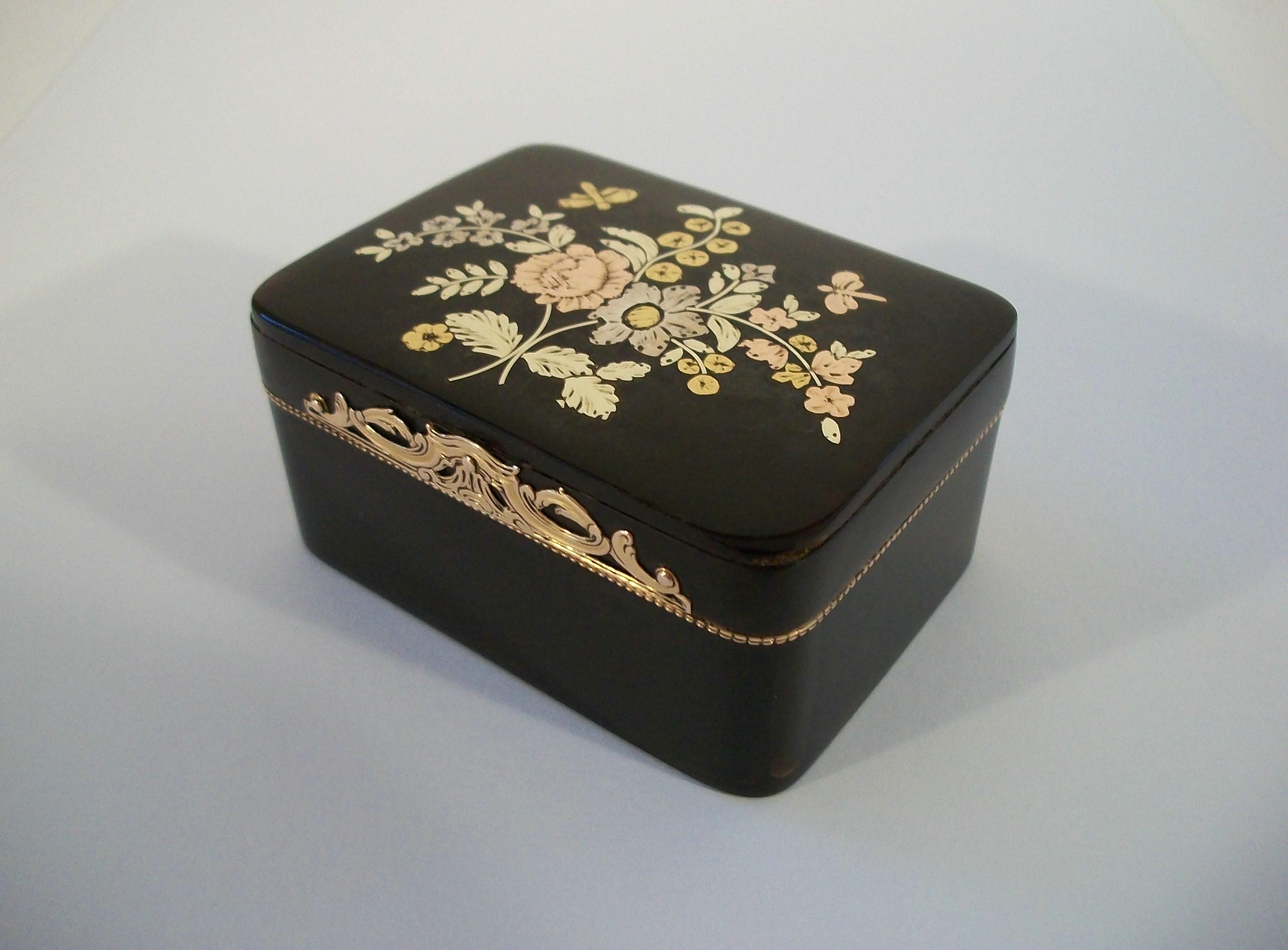 Hand-Crafted Louis XV Vari-Color Gold & Enamel Snuff Box - France - Late 18th Century For Sale