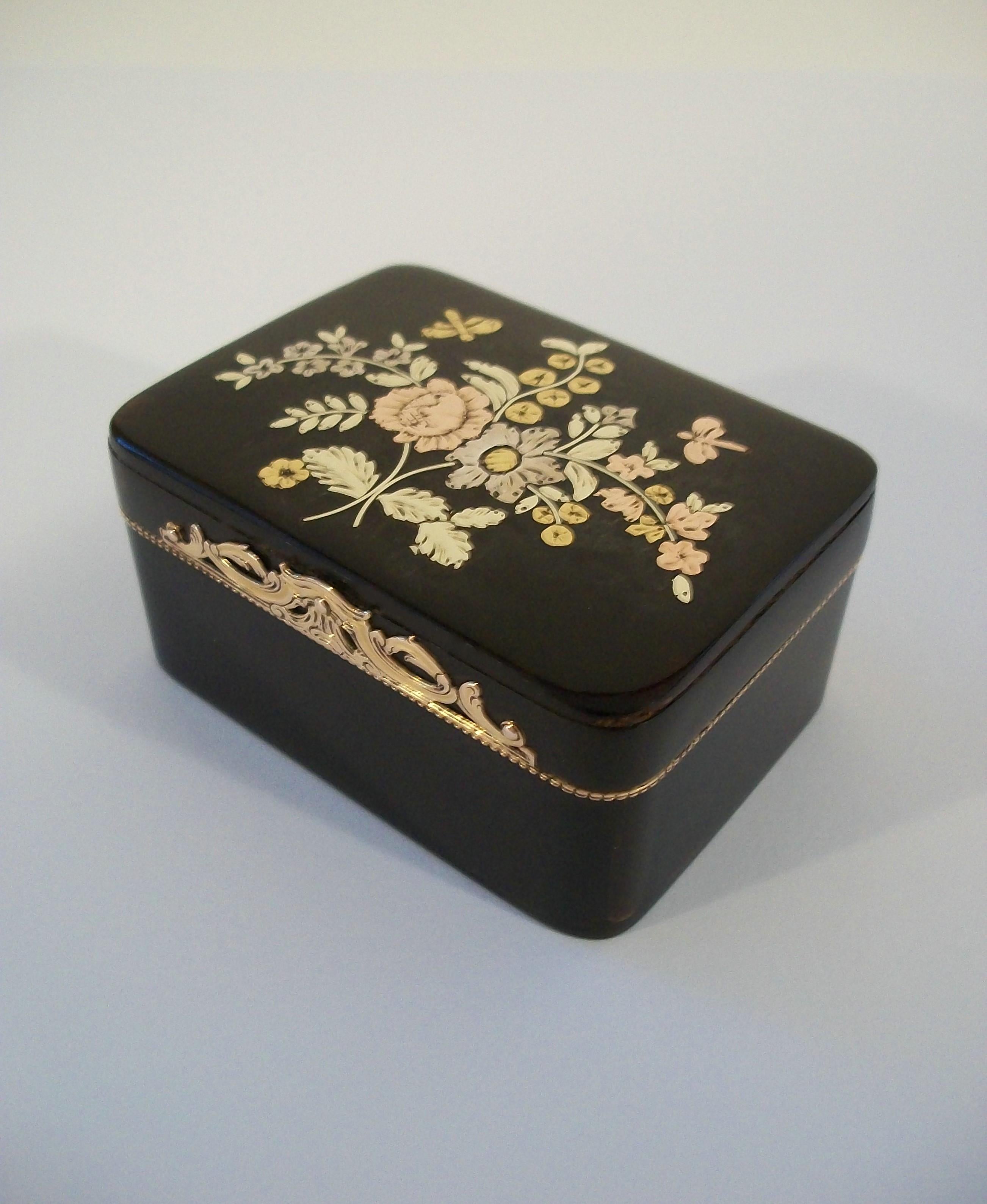 Louis XV Vari-Color Gold & Enamel Snuff Box - France - Late 18th Century In Good Condition For Sale In Chatham, ON