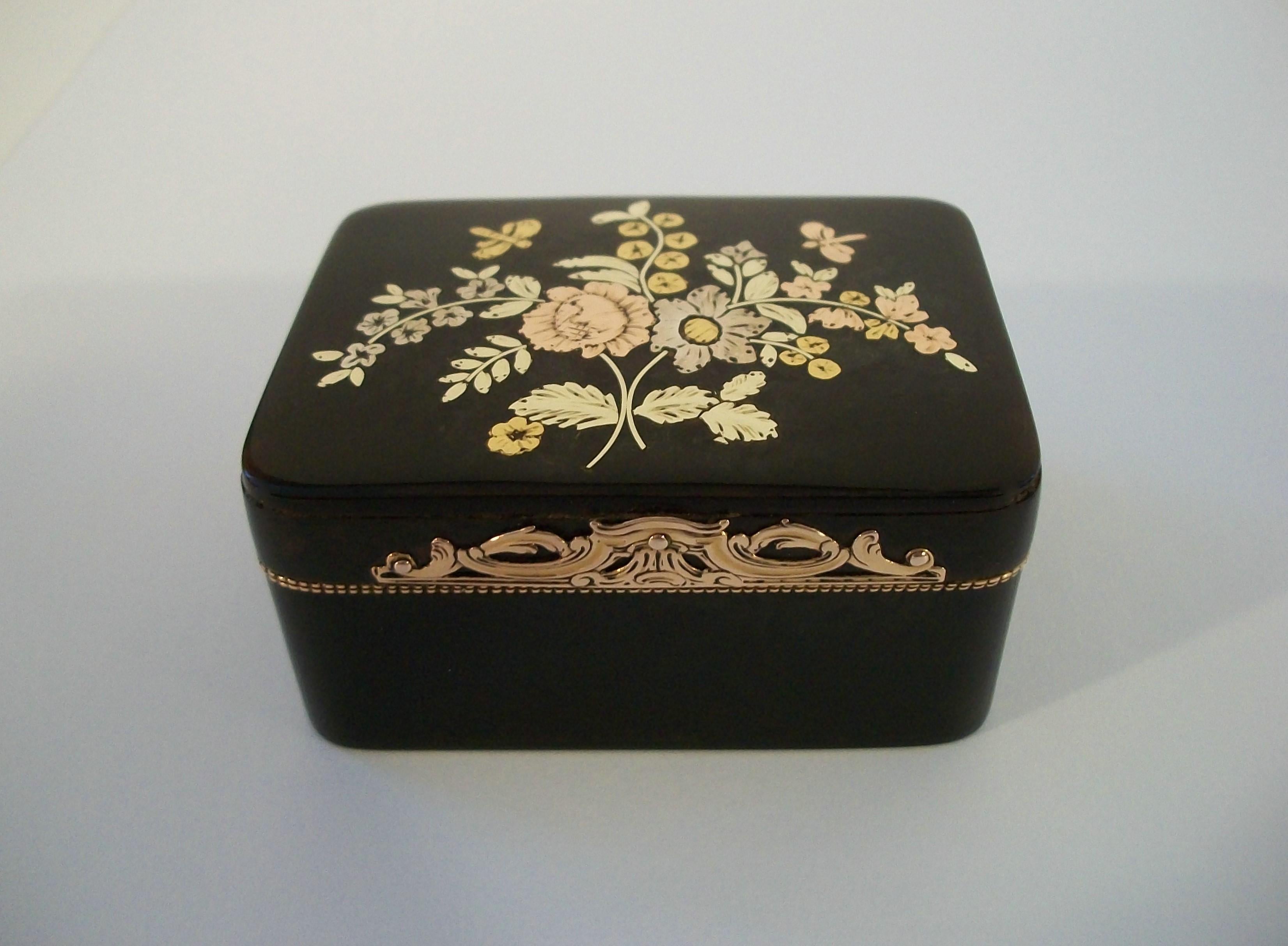 Louis XV Vari-Color Gold & Enamel Snuff Box - France - Late 18th Century For Sale 1