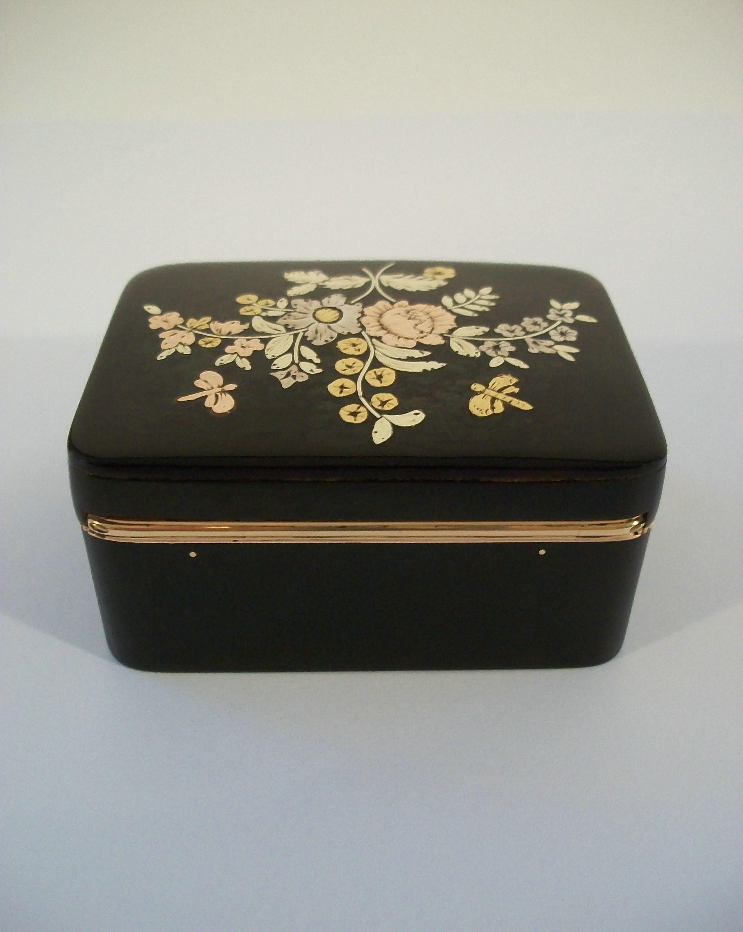 Louis XV Vari-Color Gold & Enamel Snuff Box - France - Late 18th Century For Sale 4