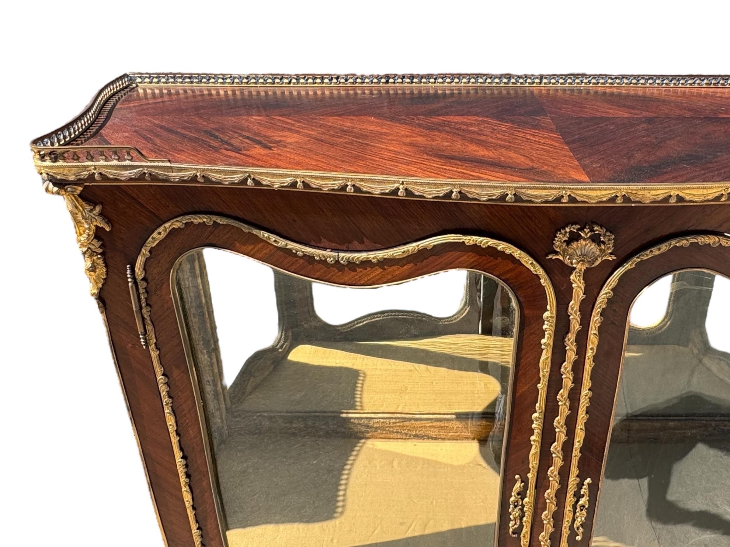 Francese Grand Vitrines Louis XV Vernis Martin, una coppia in vendita
