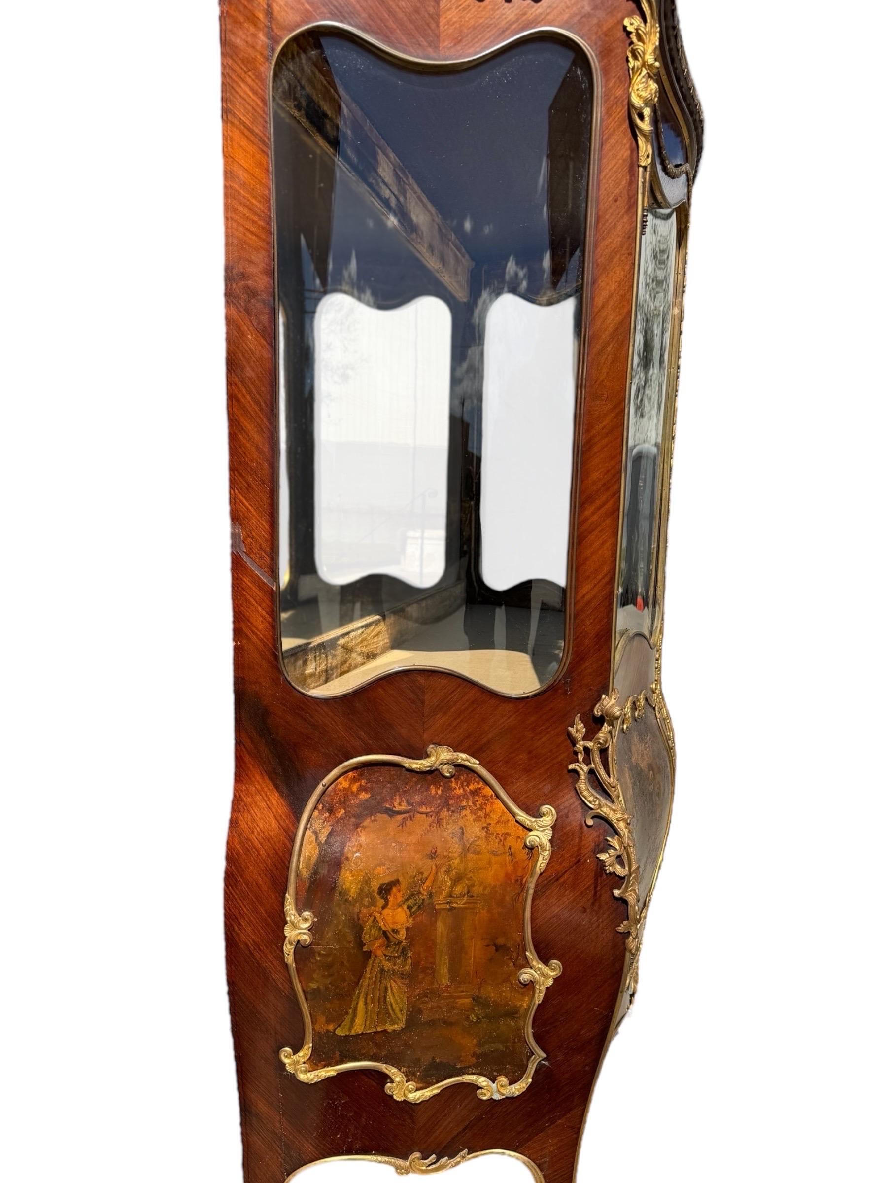 Grand Vitrines Louis XV Vernis Martin, una coppia In condizioni buone in vendita a Sarasota, FL