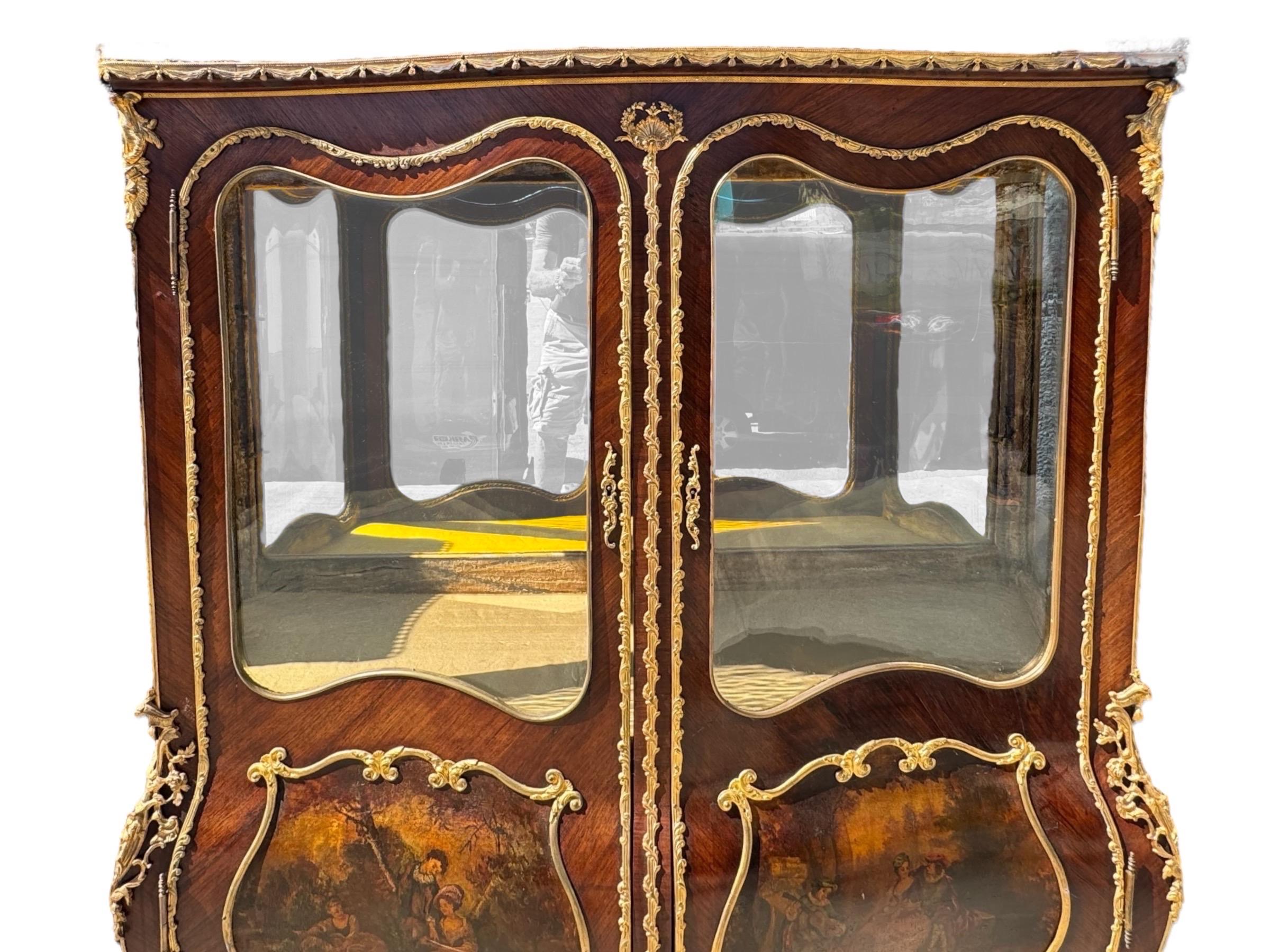 Grand Vitrines Louis XV Vernis Martin, una coppia in vendita 1