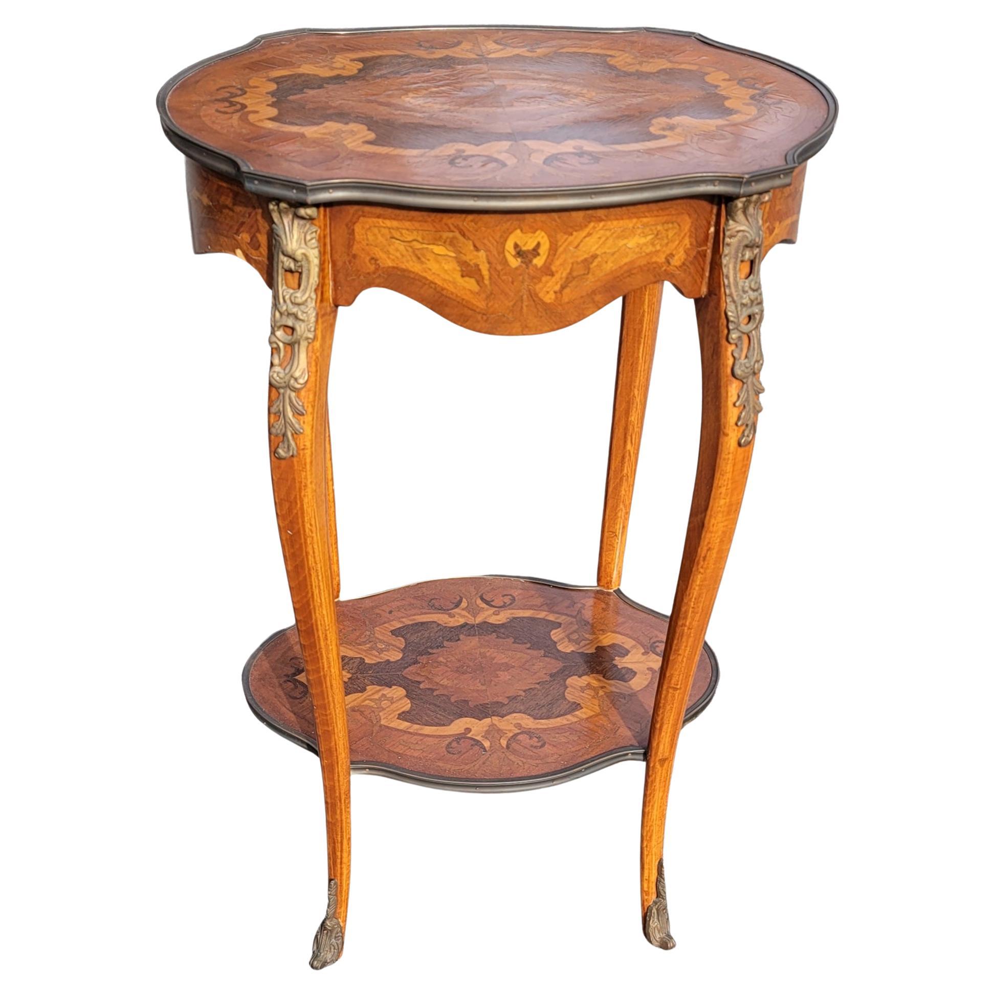 Table d'appoint à gradins Louis XV en noyer et marqueterie de bois de satin Kingswood en vente