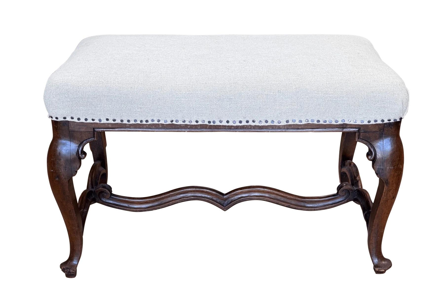 Louis XV walnut bench In Good Condition For Sale In Charlottesville, VA