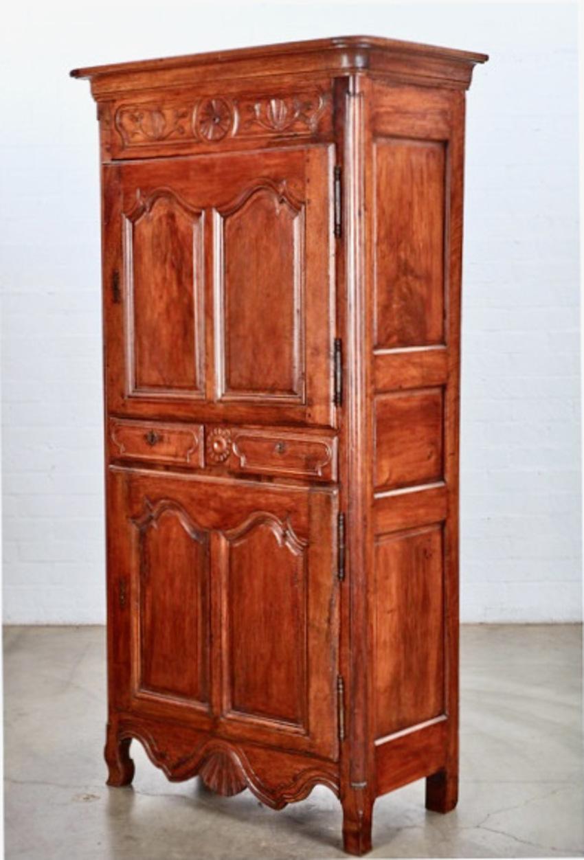 Français Meuble de rangement ou Bonnetiere Louis XV, vers 1760 en vente