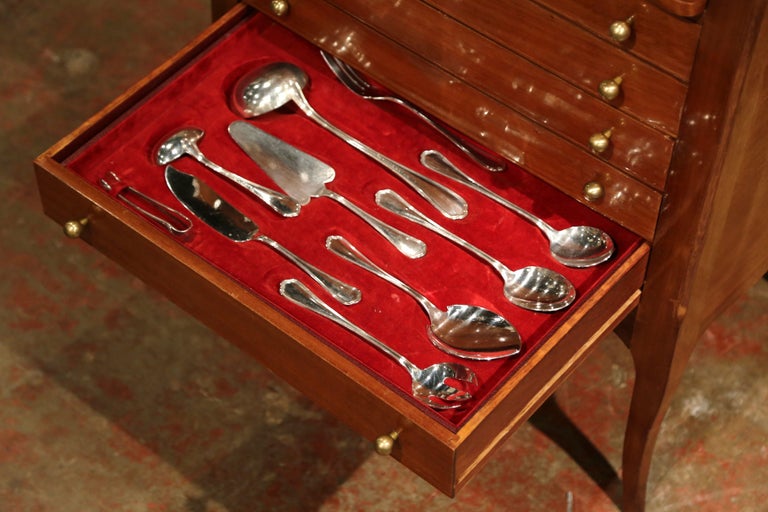 Lot de Ménagère de style Louis XV en métal argenté, modèle feuillagé. Compre au prix de 600 à 800 € en vente aux enchères par l'hôtel des ventes
