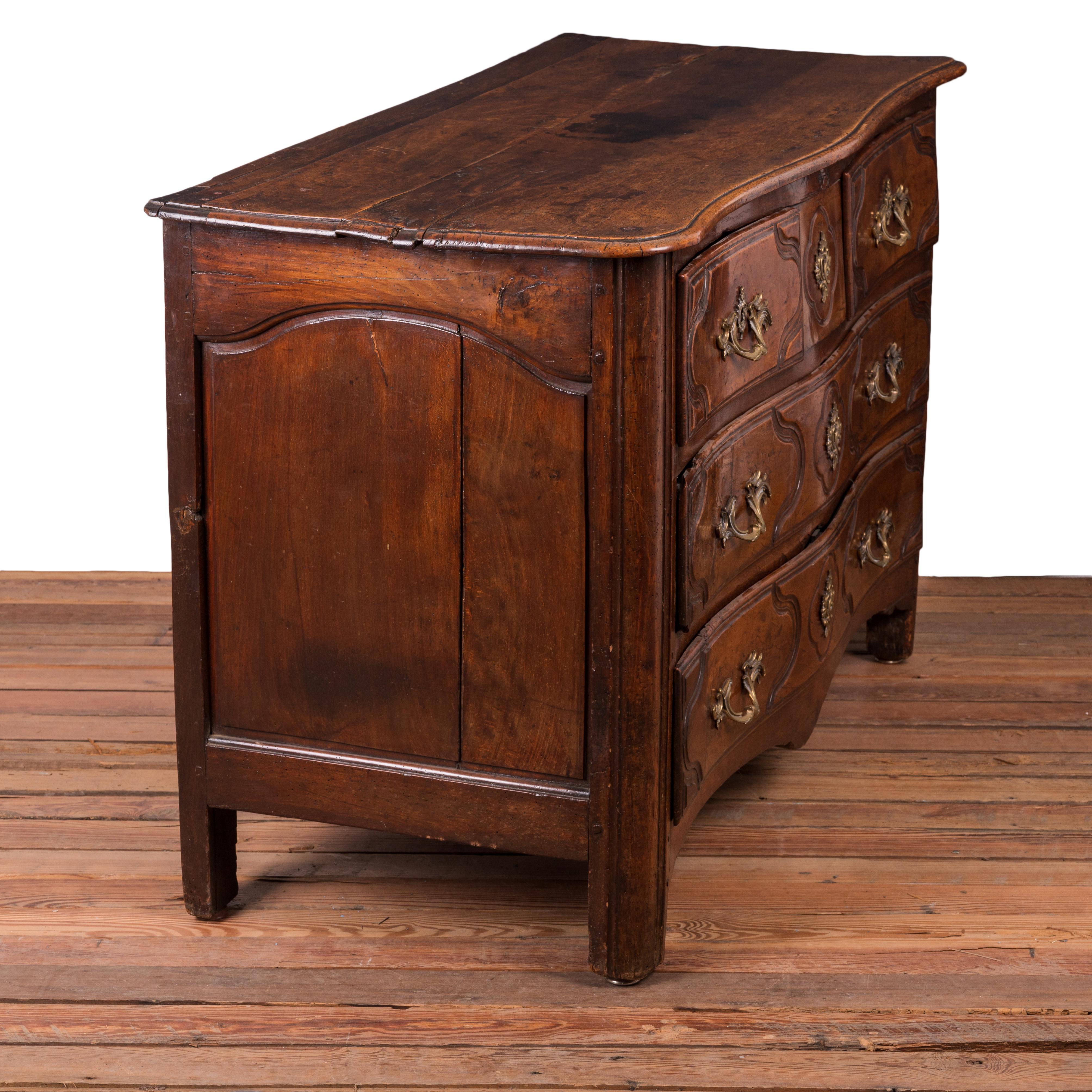 Louis XV Walnut Commode, 18th Century For Sale 5