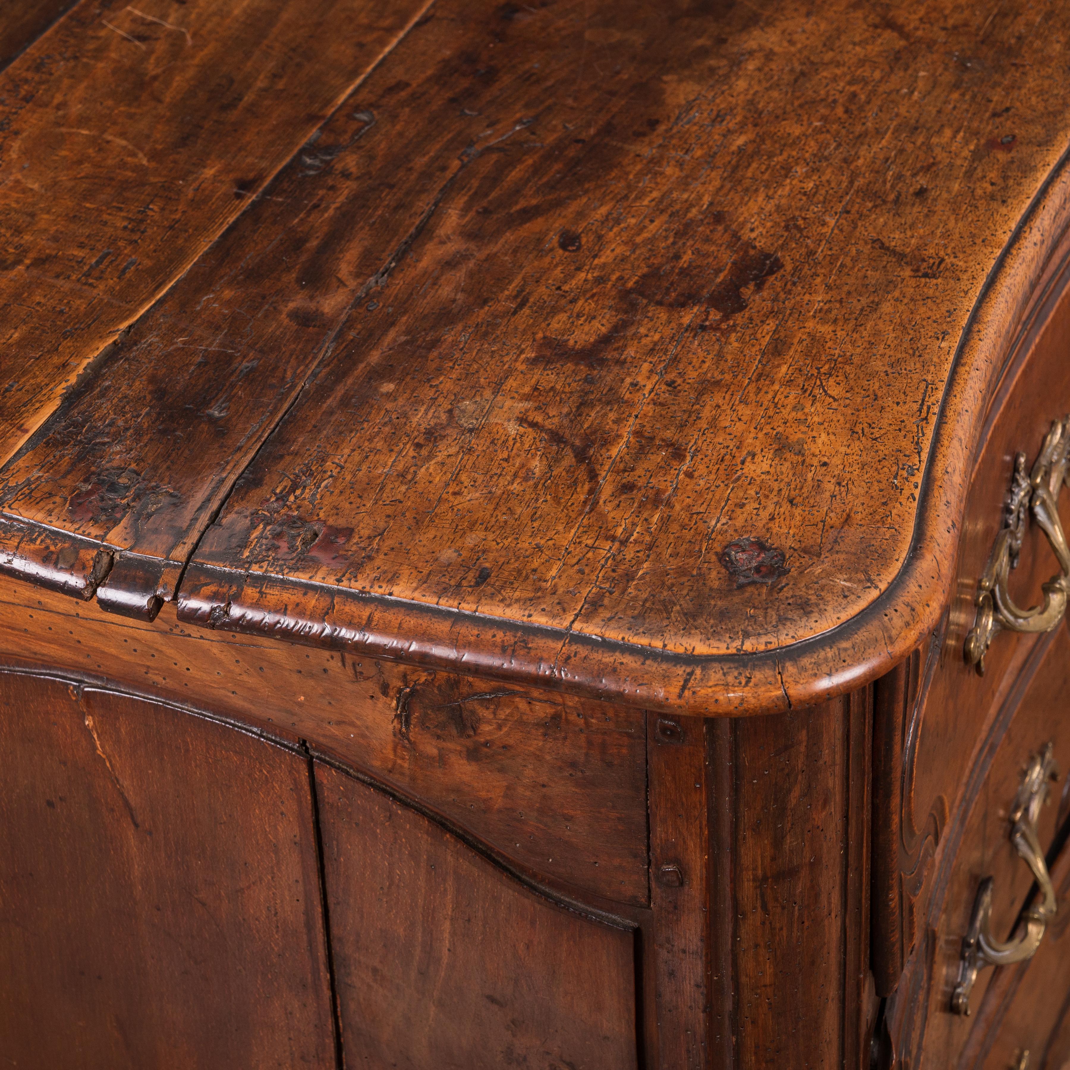 Louis XV Walnut Commode, 18th Century For Sale 7