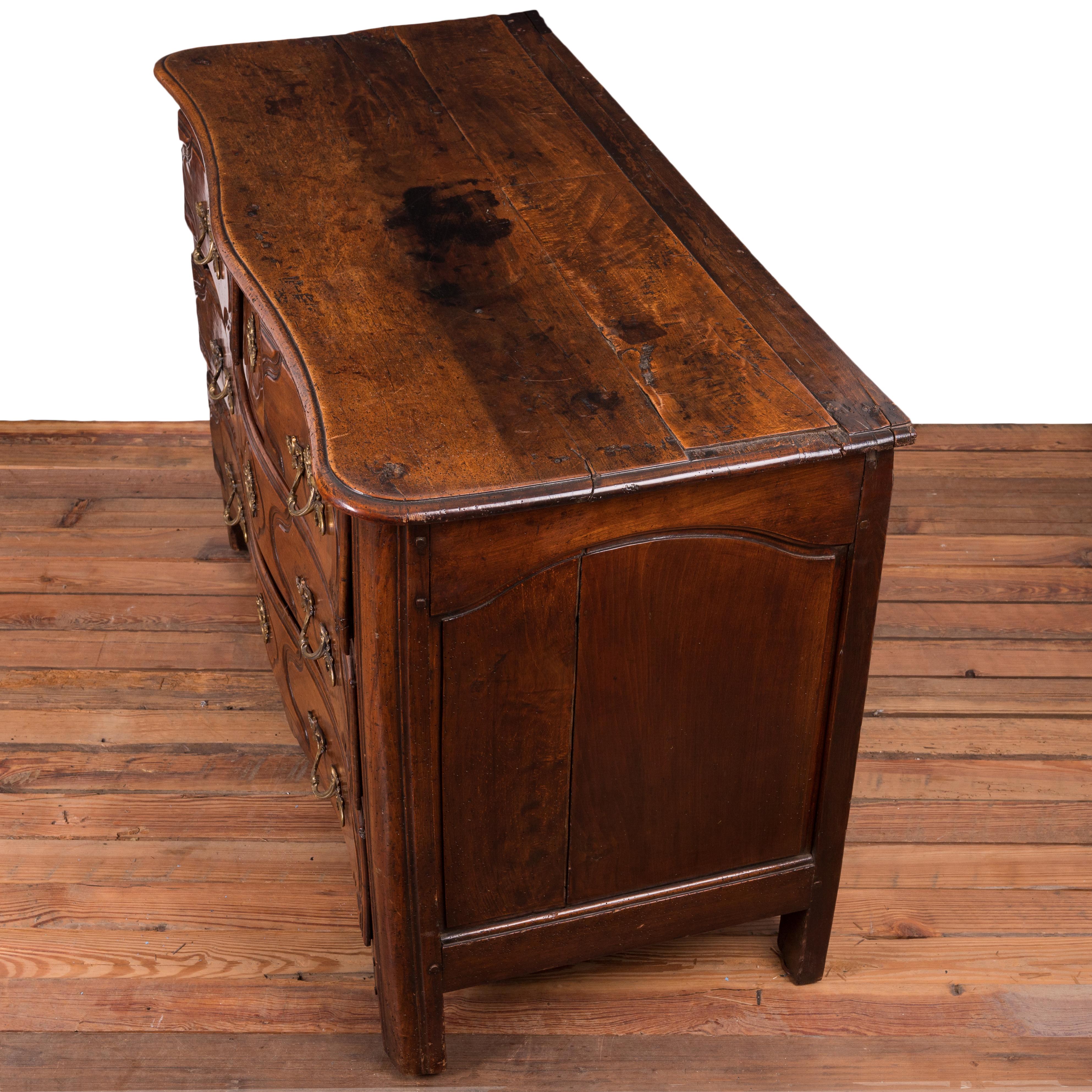 Louis XV Walnut Commode, 18th Century For Sale 8