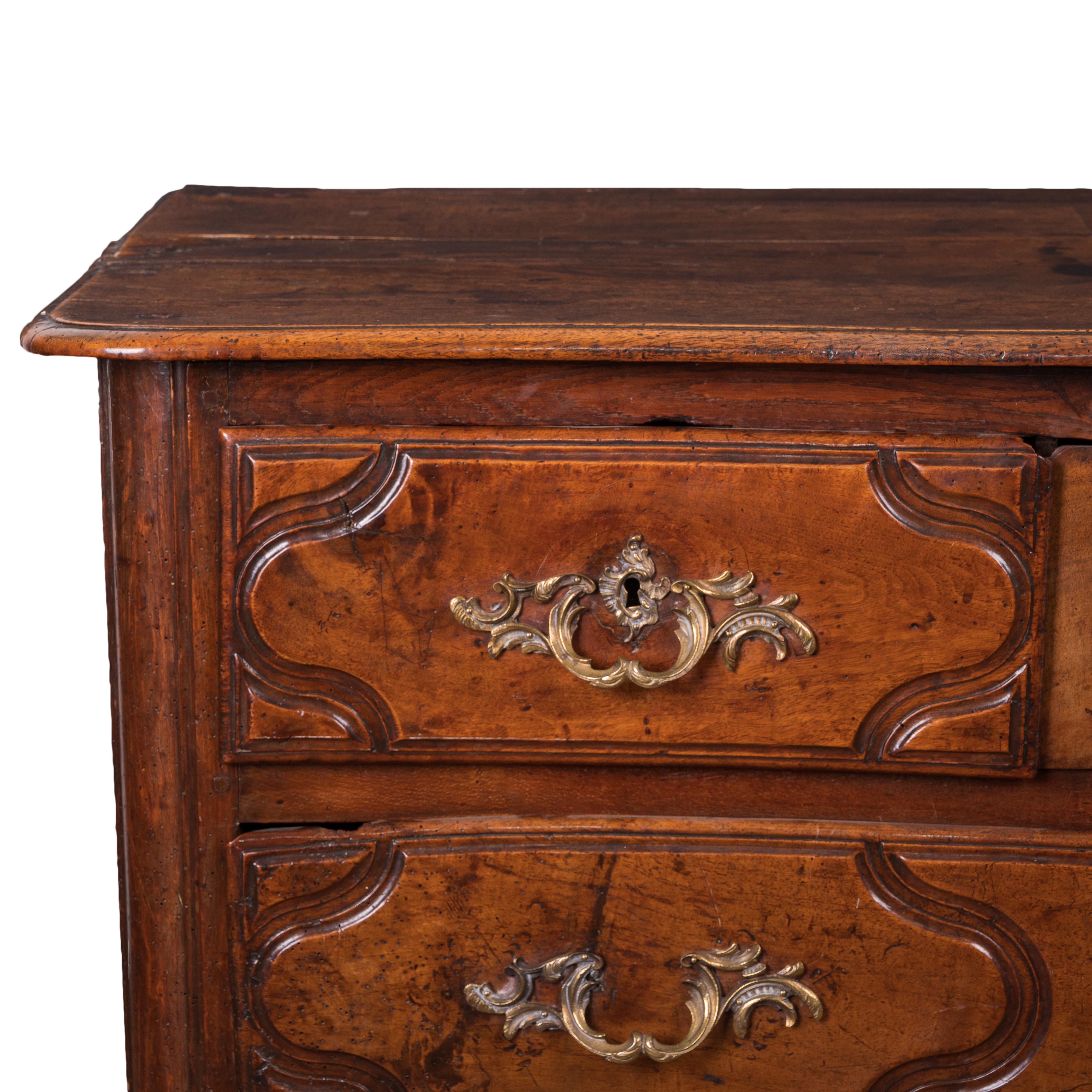 Louis XV Walnut Commode, 18th Century In Good Condition For Sale In Savannah, GA