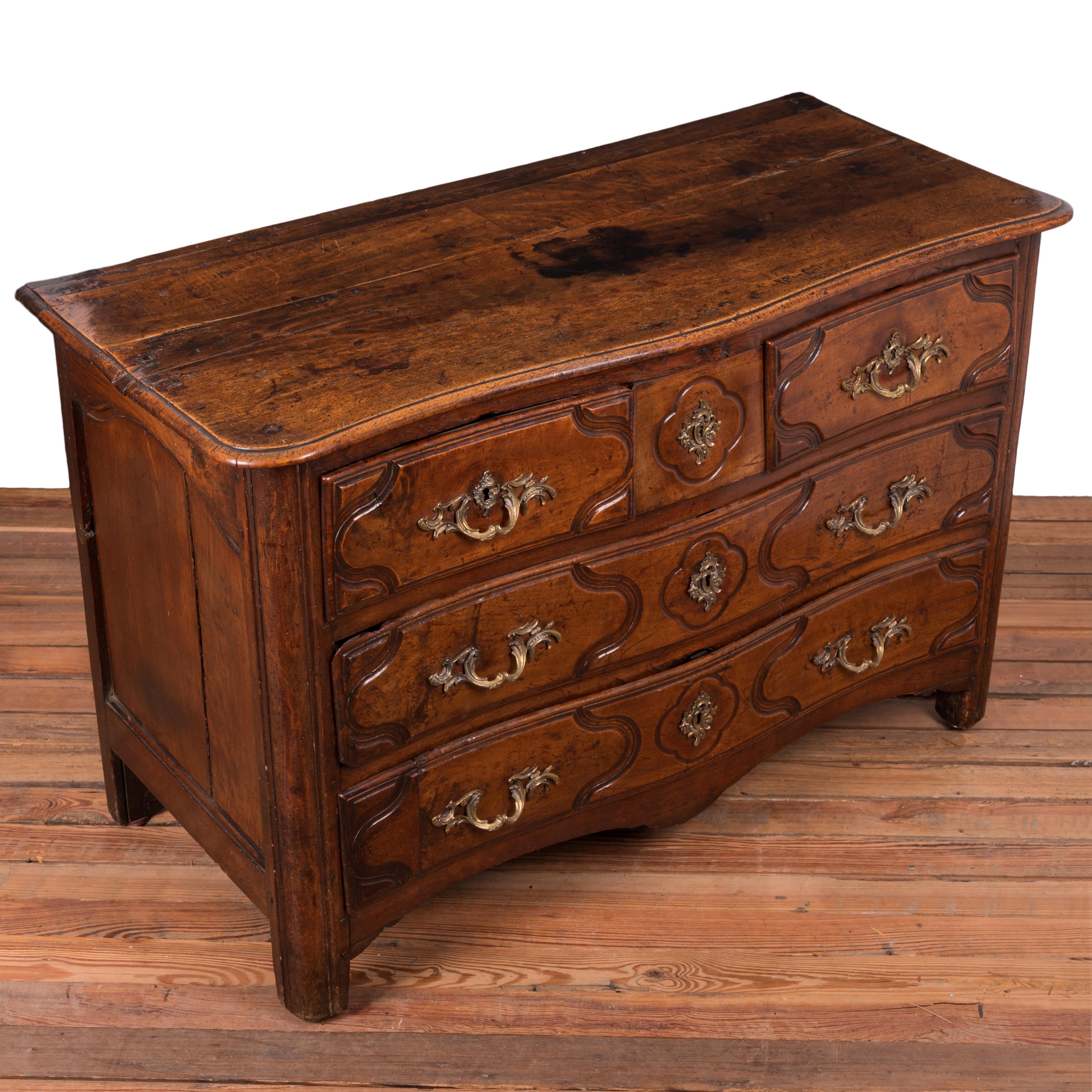 Louis XV Walnut Commode, 18th Century For Sale 3