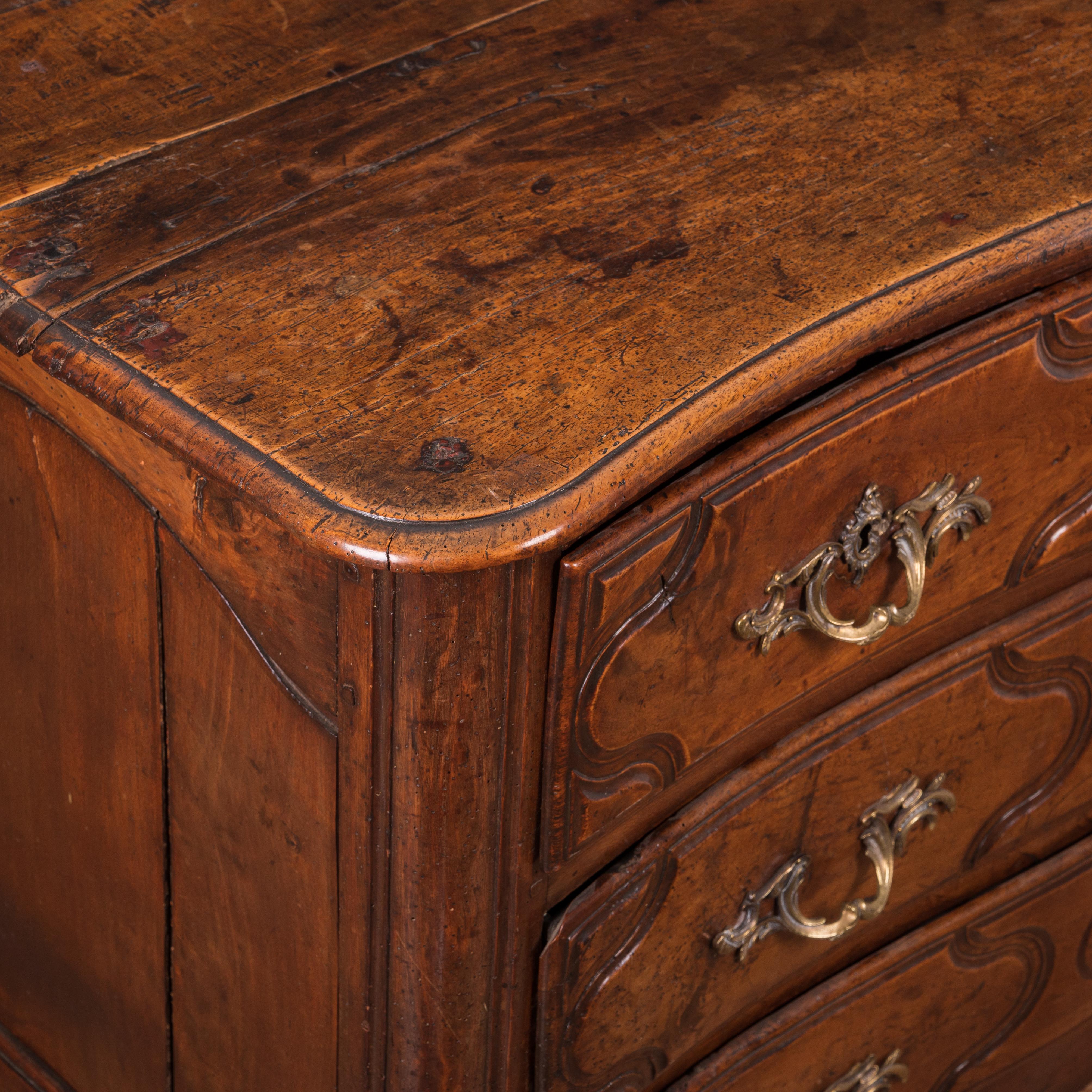 Louis XV Walnut Commode, 18th Century For Sale 4