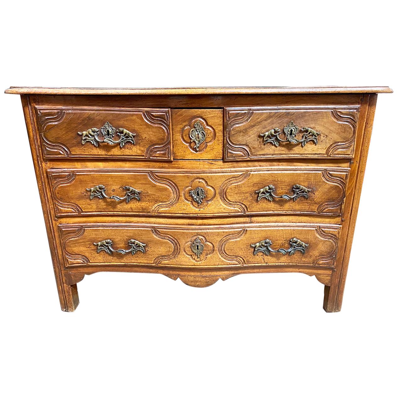 Commode provinciale française du XVIIIe siècle